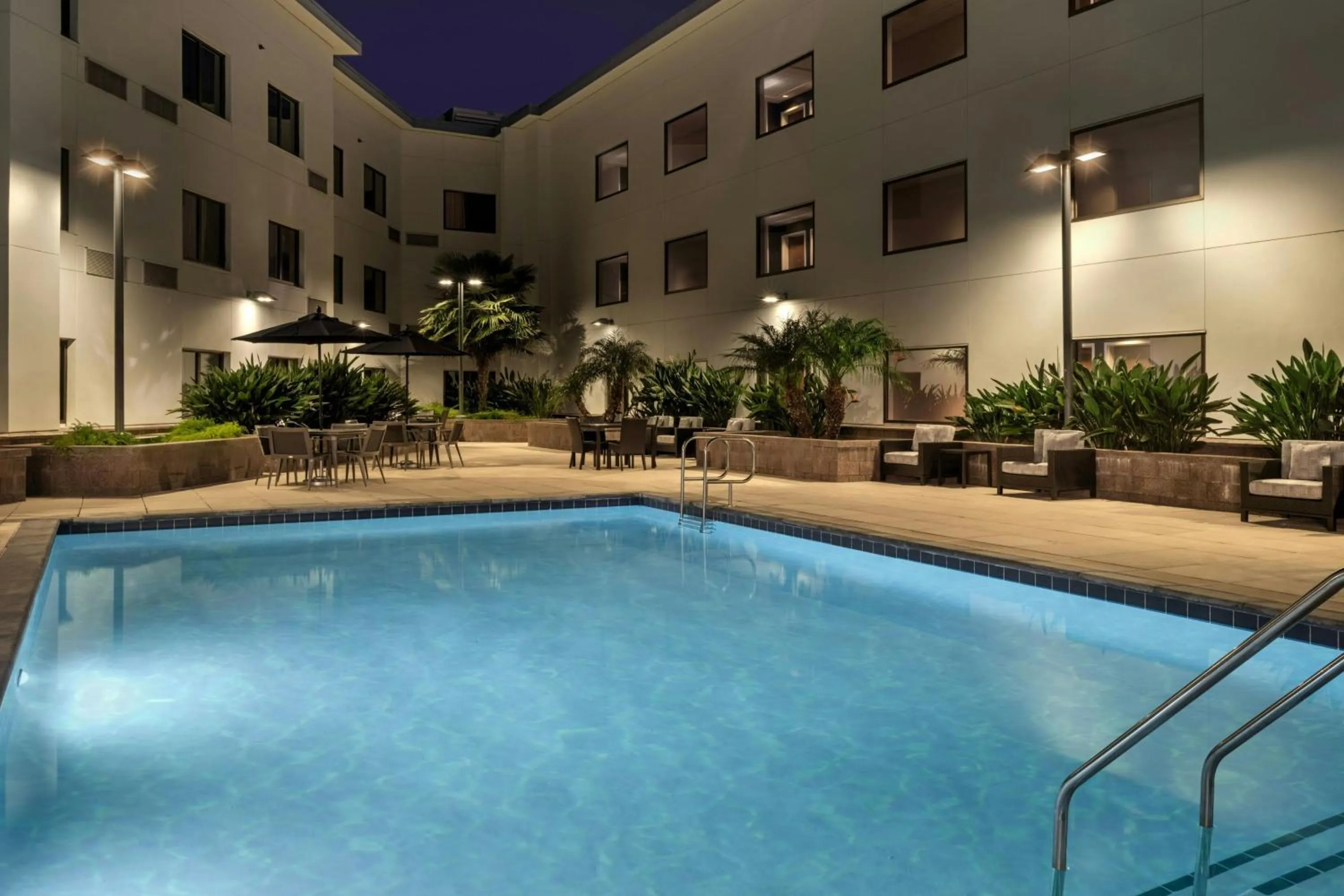 Swimming pool in Courtyard by Marriott Redwood City