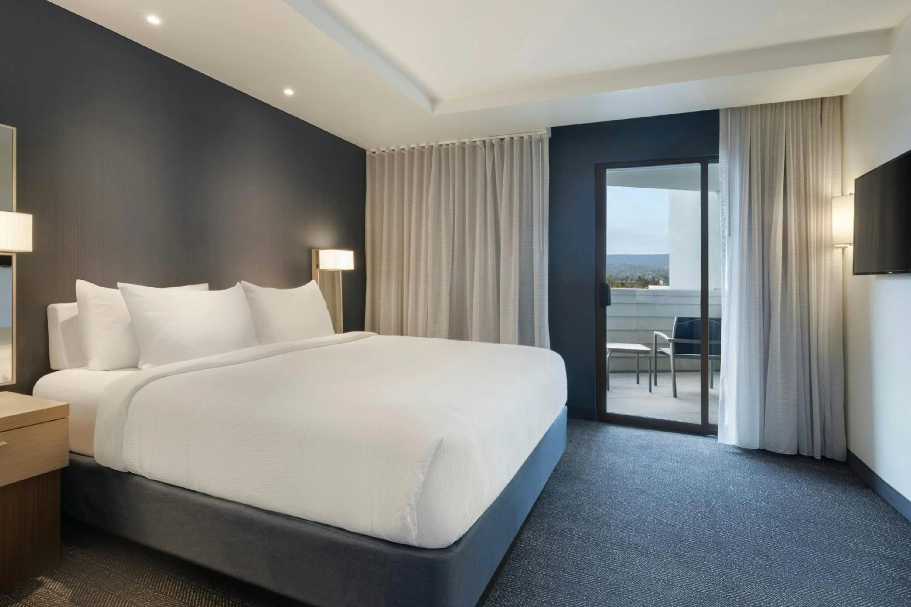 Bedroom, Bed in Courtyard by Marriott Redwood City