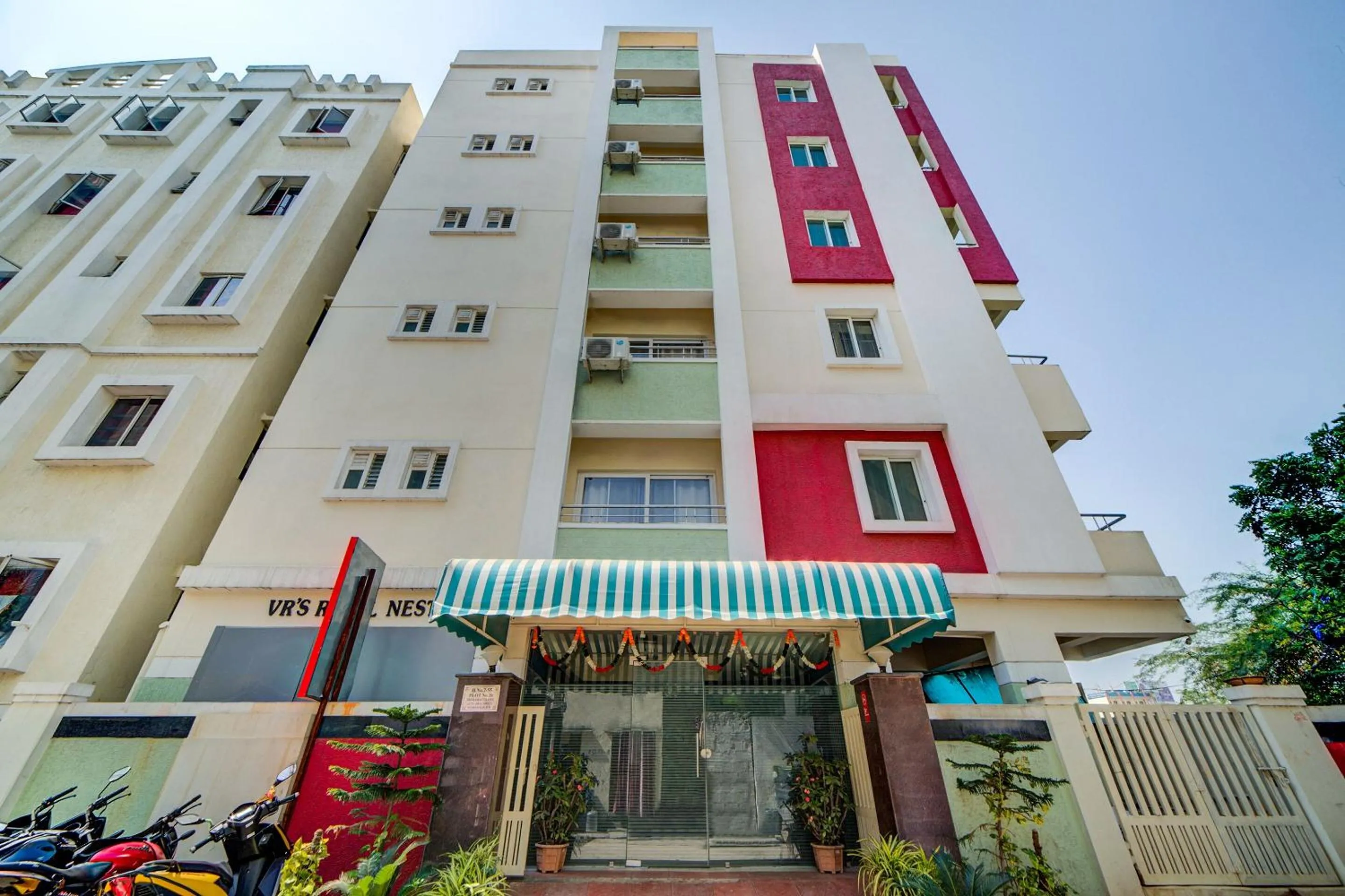Facade/entrance in Hotel O The Royal Nest Near Shilparamam