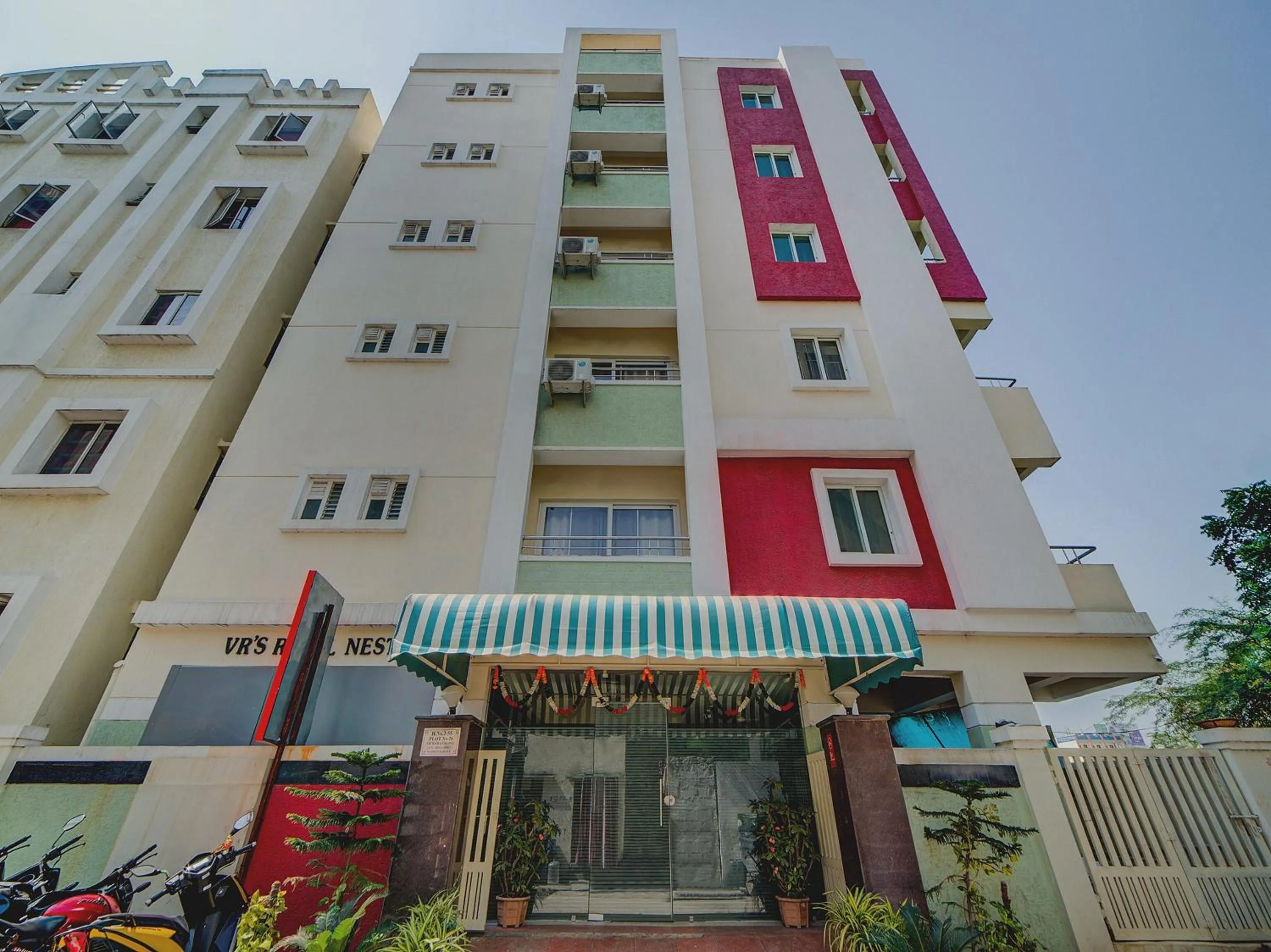 Facade/entrance in Hotel O The Royal Nest Near Shilparamam