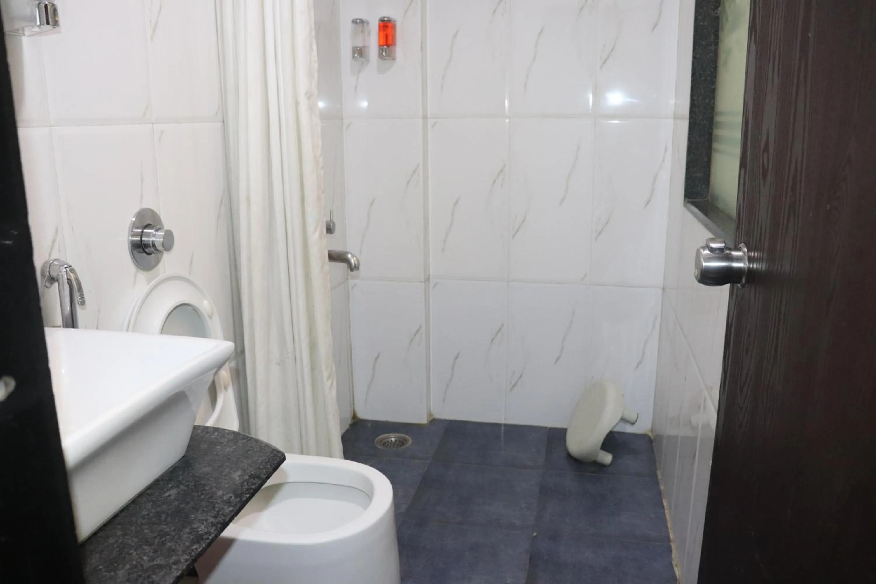 Bathroom in Hotel Raj