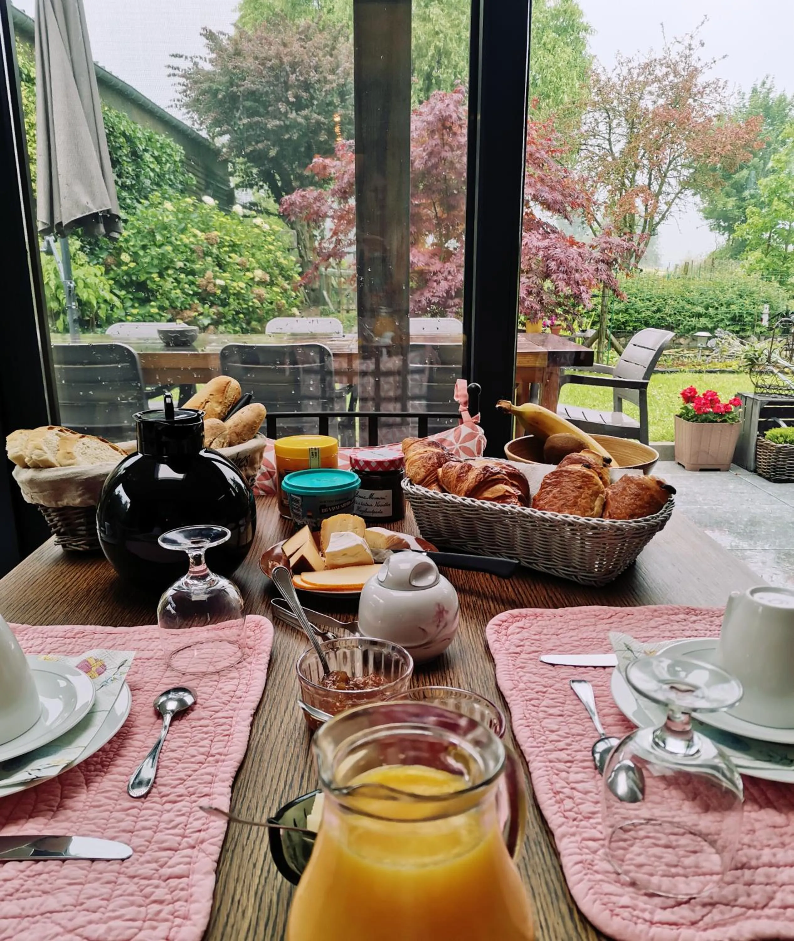 Breakfast in Entre monts et collines B&B et spa en option