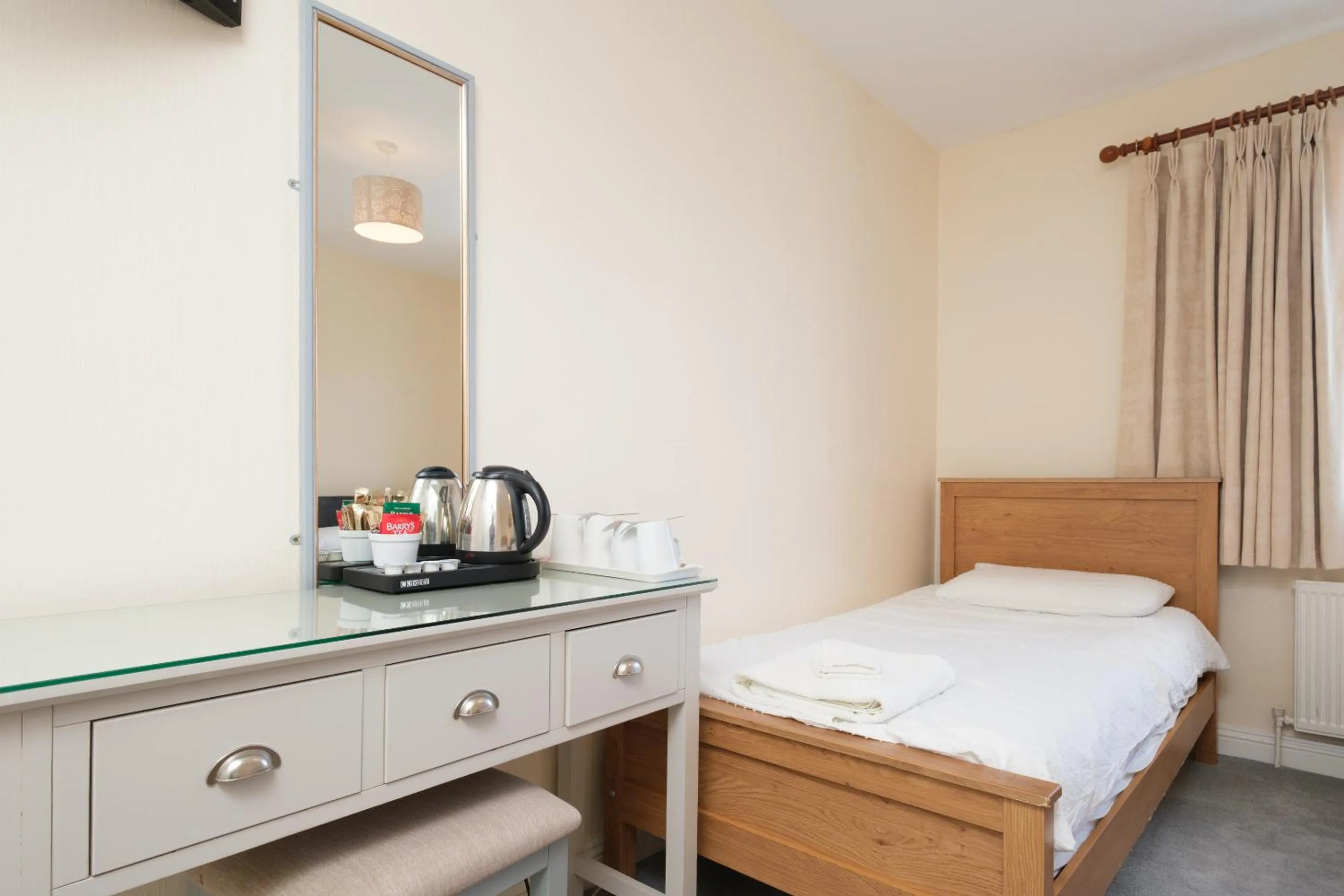 Bedroom, Bed in Four Seasons B&B