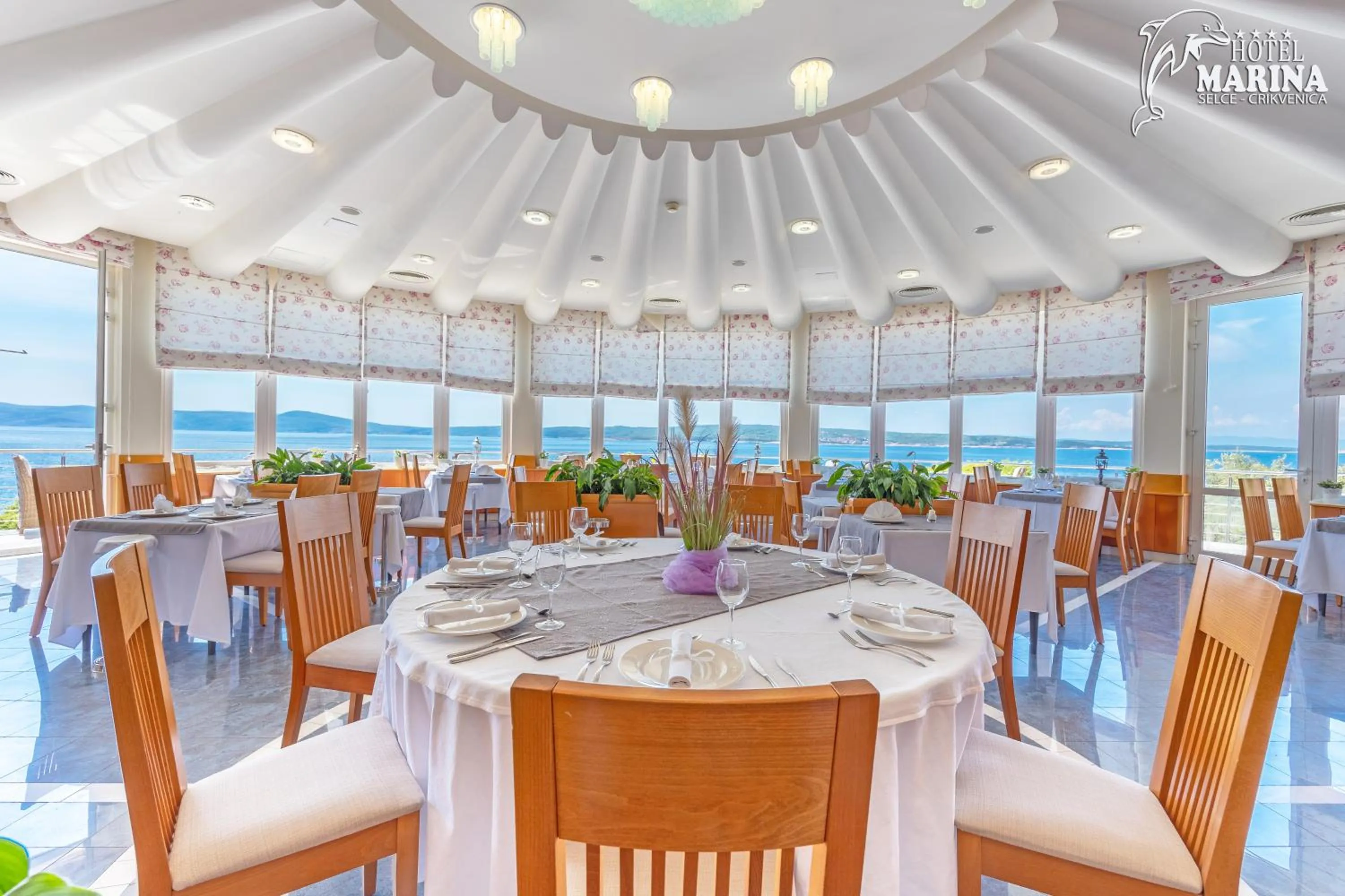 Restaurant/places to eat in Hotel Marina