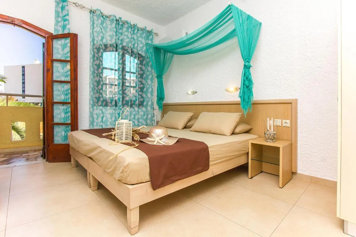Photo of the whole room, Bed in Stelios Gardens