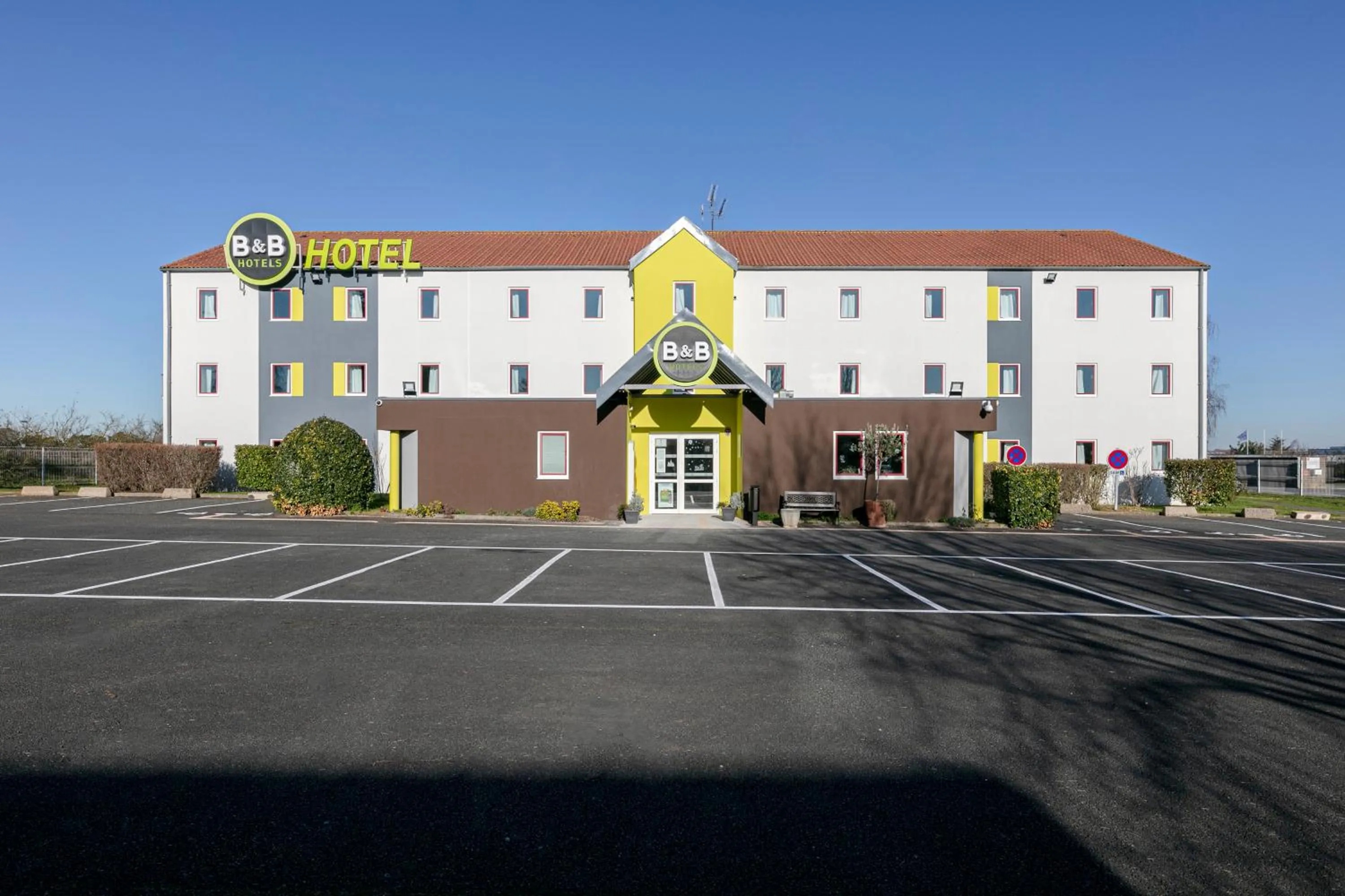 Facade/entrance in B&B HOTEL Poitiers 1 Futuroscope