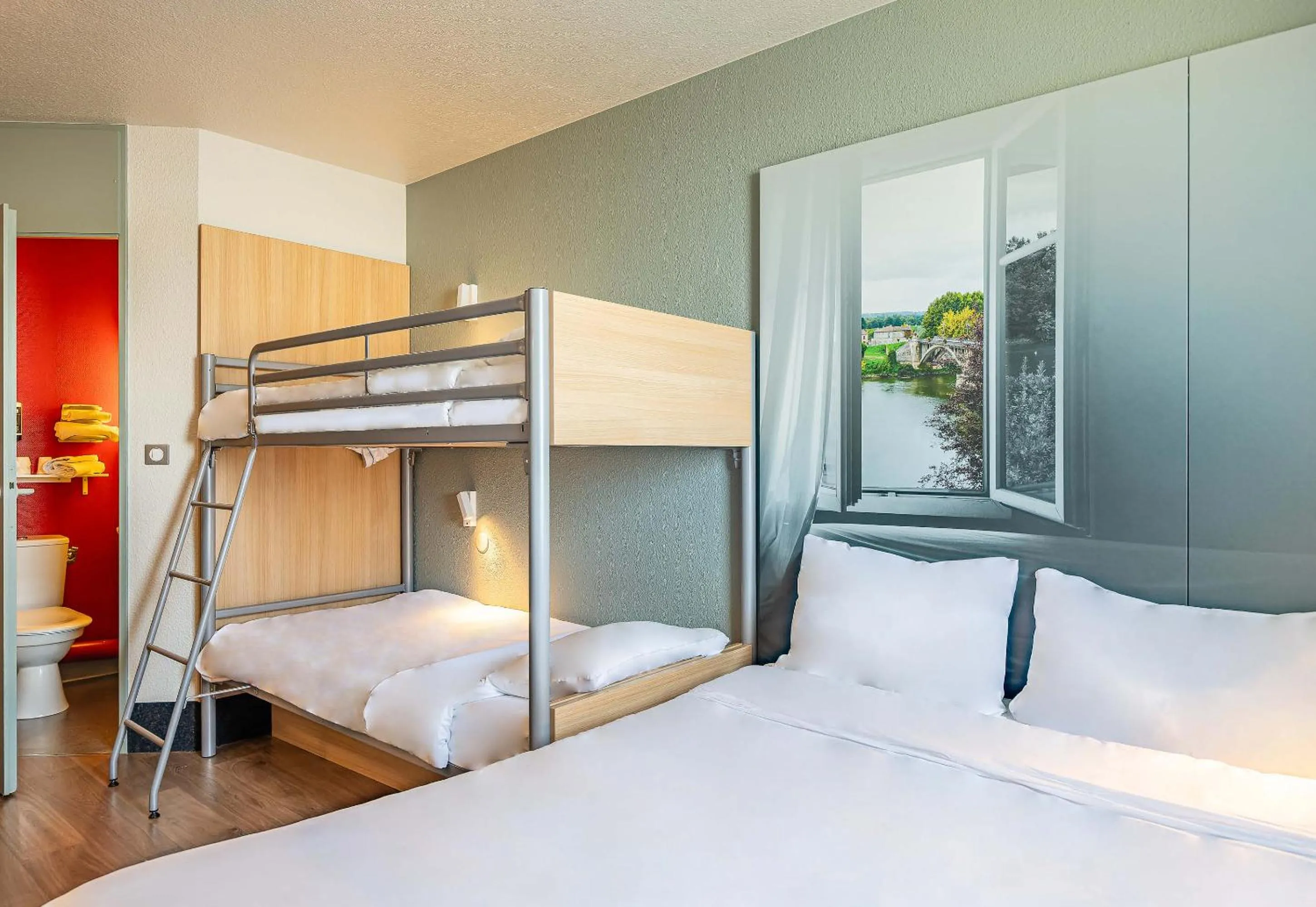 Bedroom, Bed in B&B HOTEL Poitiers 1 Futuroscope