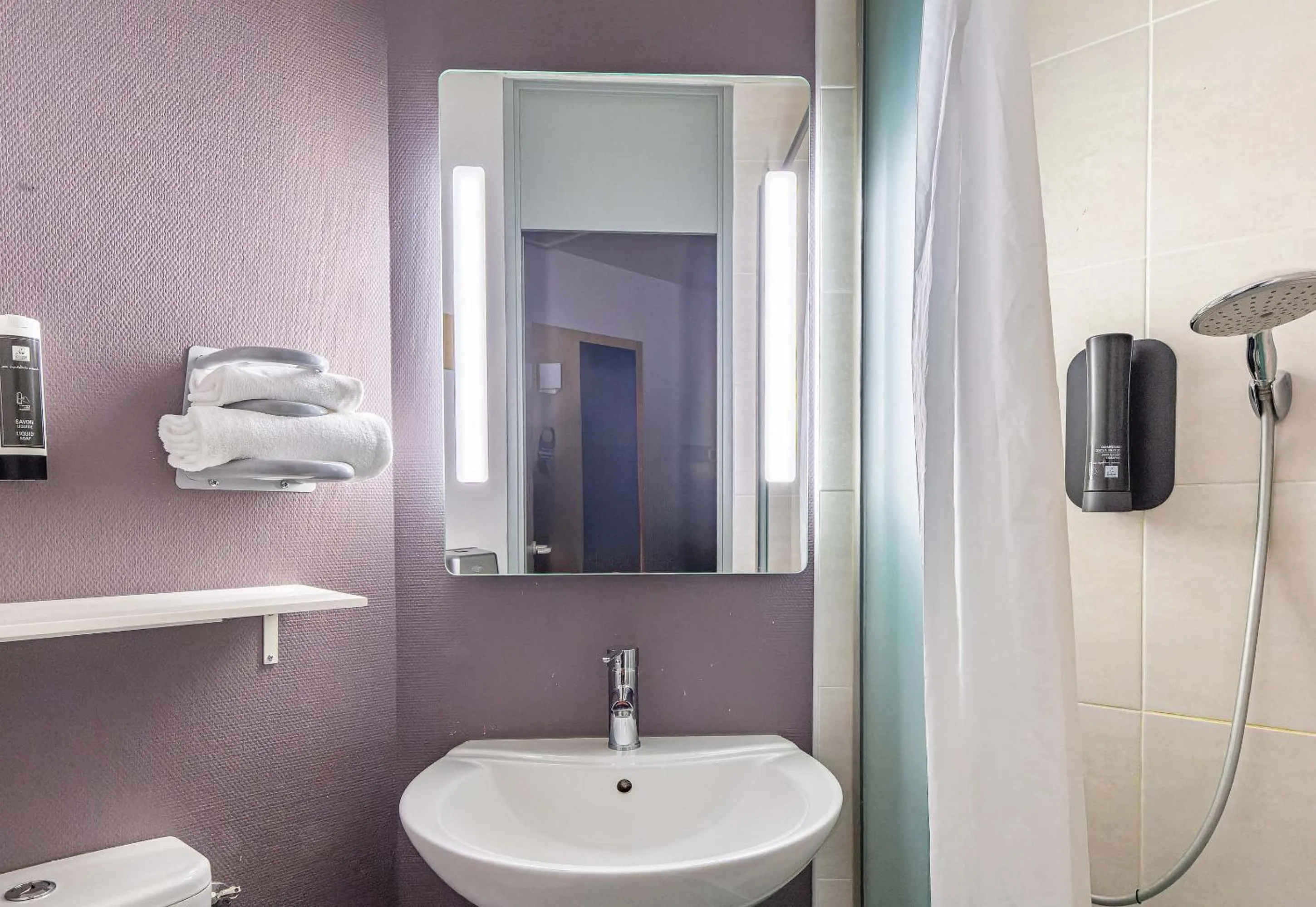 Bathroom in B&B HOTEL Poitiers 1 Futuroscope