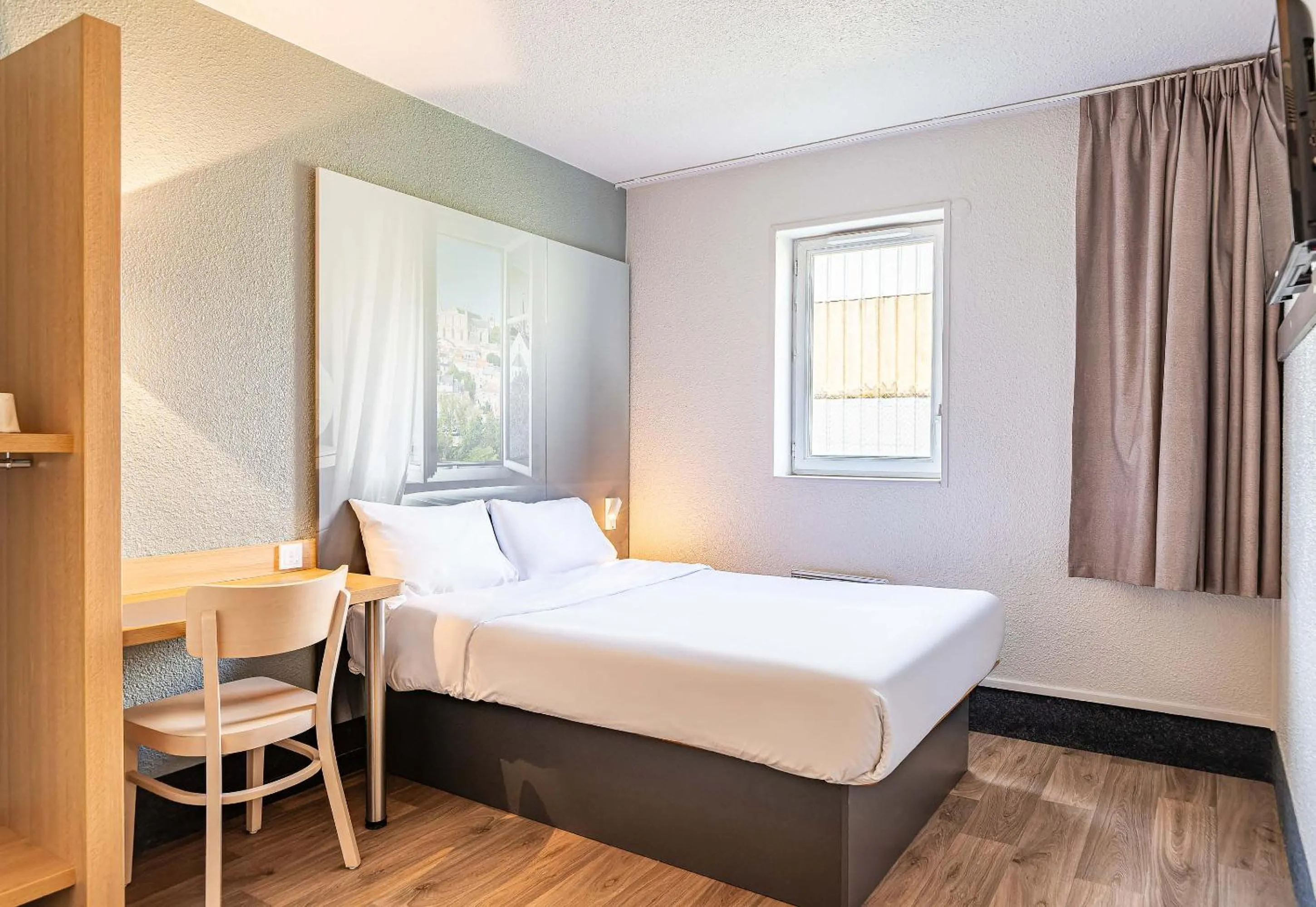 Bedroom, Bed in B&B HOTEL Poitiers 1 Futuroscope