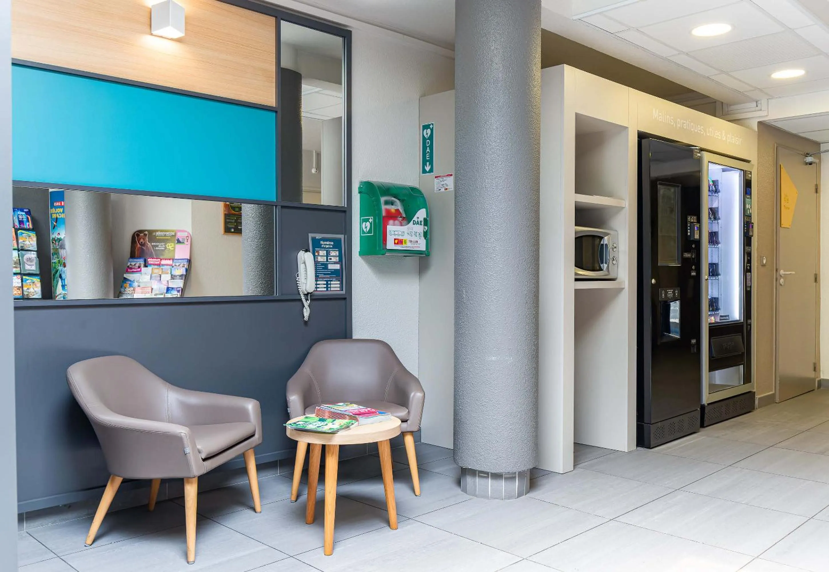 Lobby or reception in B&B HOTEL Poitiers 1 Futuroscope