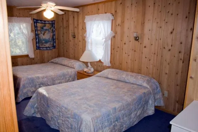Photo of the whole room, Bed in Outer Banks Motel