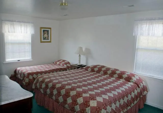 Photo of the whole room, Bed in Outer Banks Motel