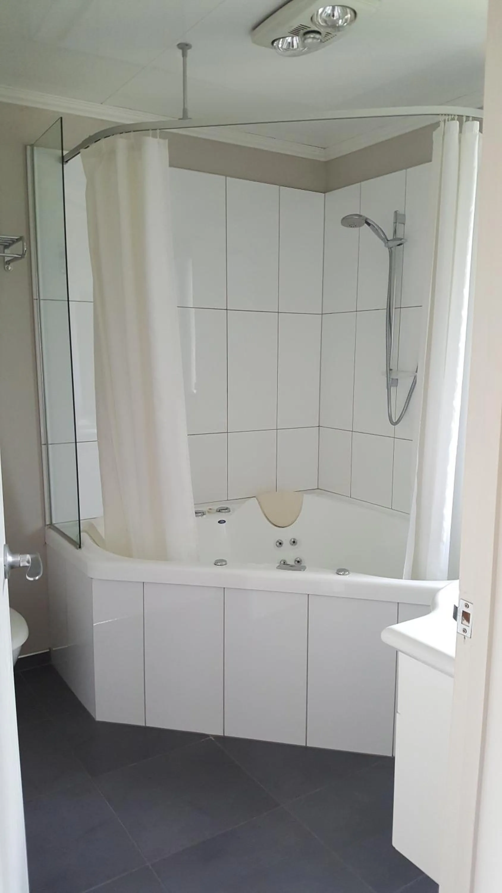 Bath in Grove Park Motor Lodge