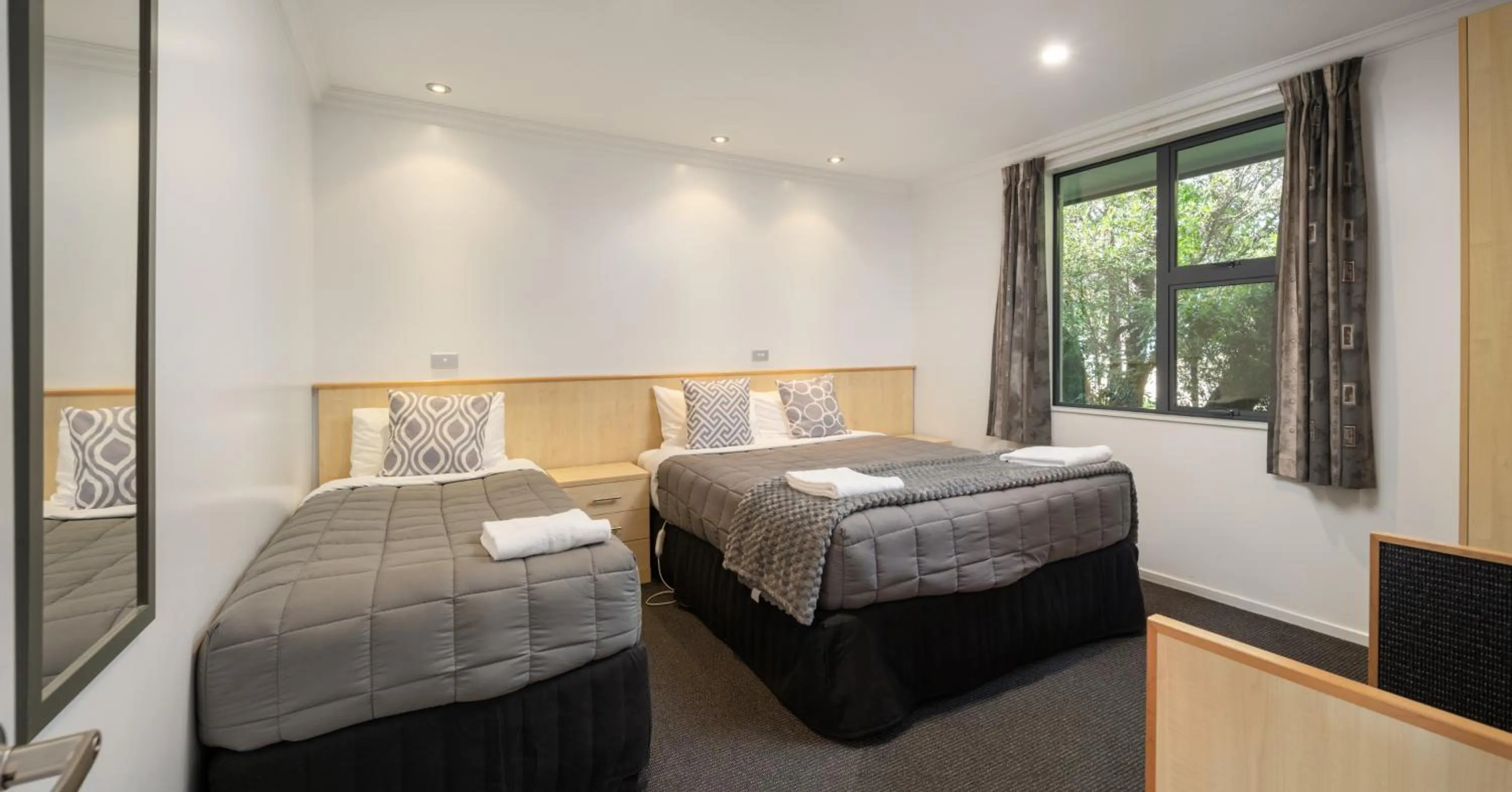 Bedroom, Bed in Grove Park Motor Lodge