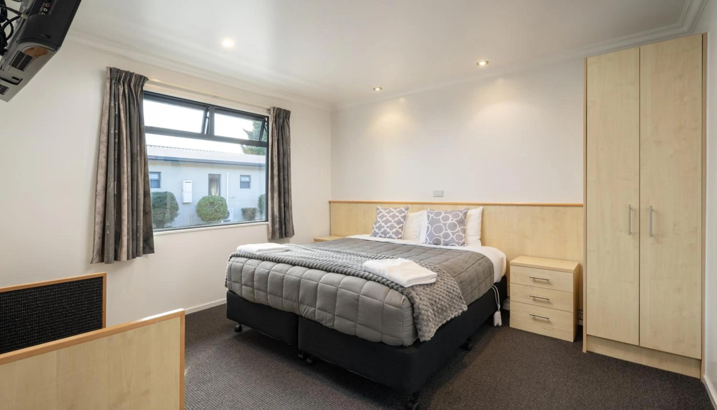 Bedroom, Bed in Grove Park Motor Lodge