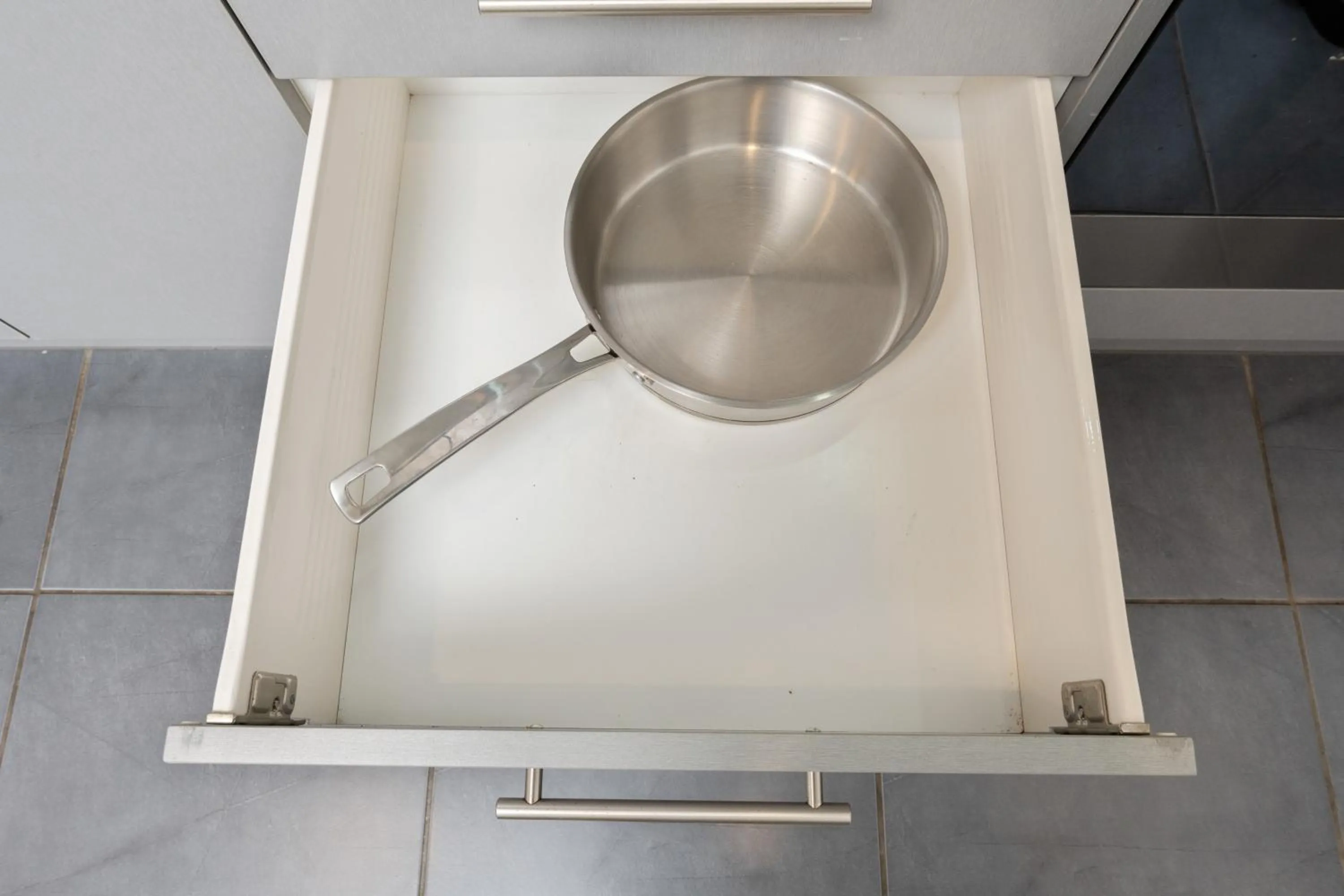 Kitchen or kitchenette in Grove Park Motor Lodge