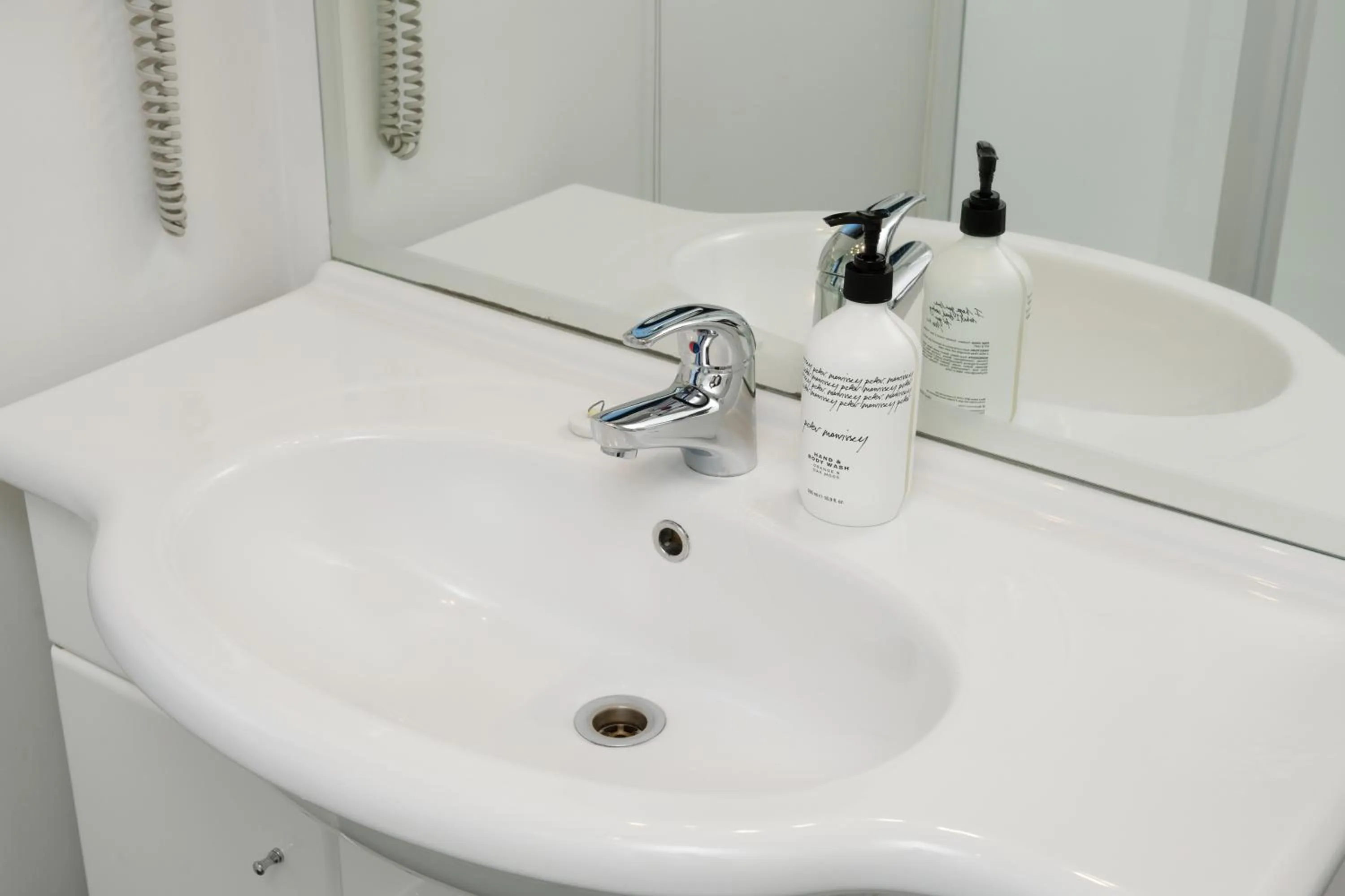 Bathroom in Grove Park Motor Lodge