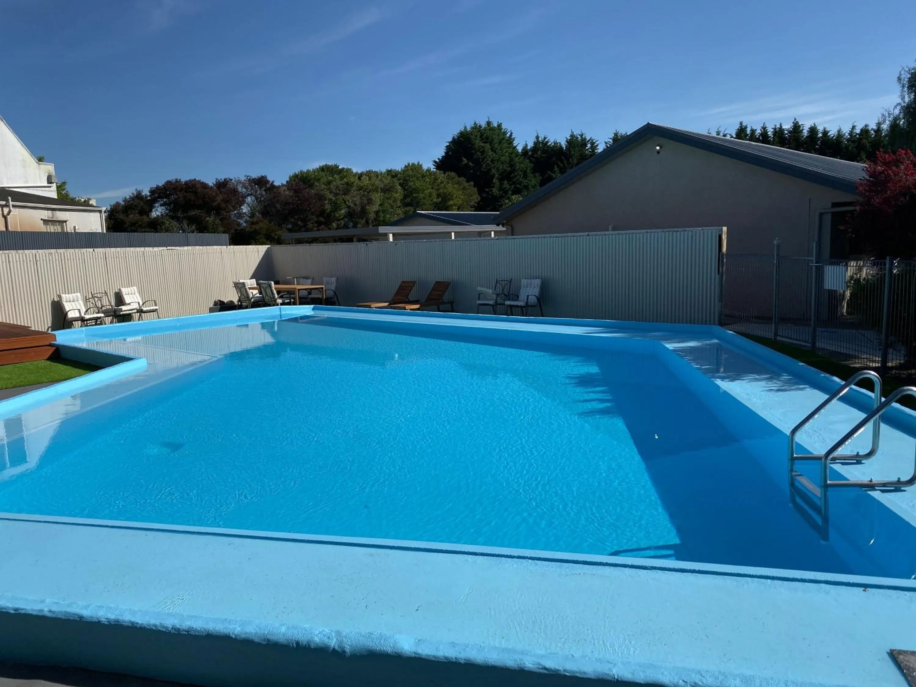 Swimming pool in Grove Park Motor Lodge
