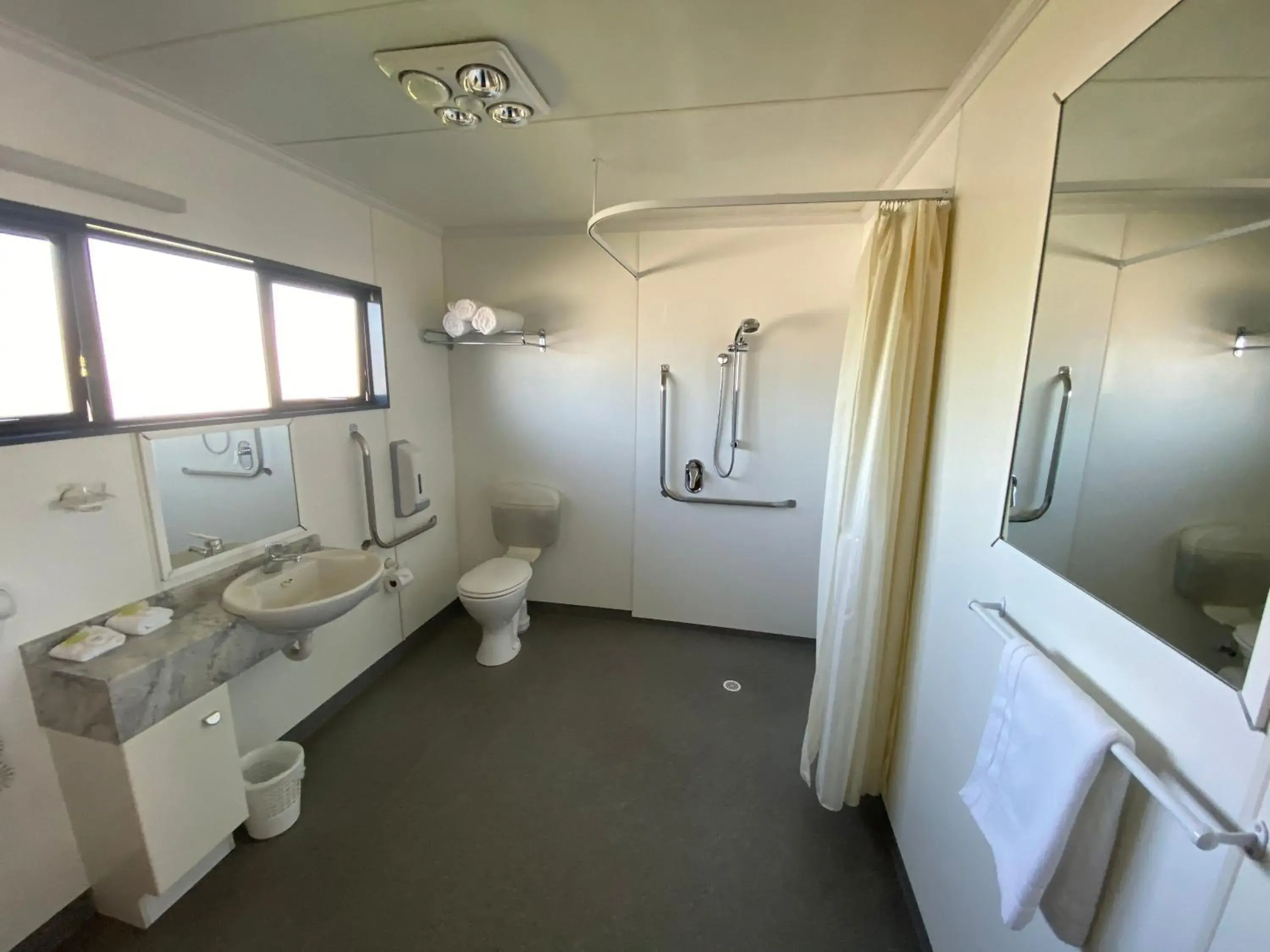 Studio Access Units in Grove Park Motor Lodge Studio Access Units in Grove Park Motor Lodge