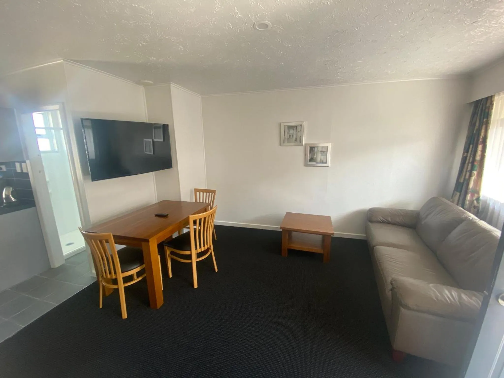 Living room in Grove Park Motor Lodge