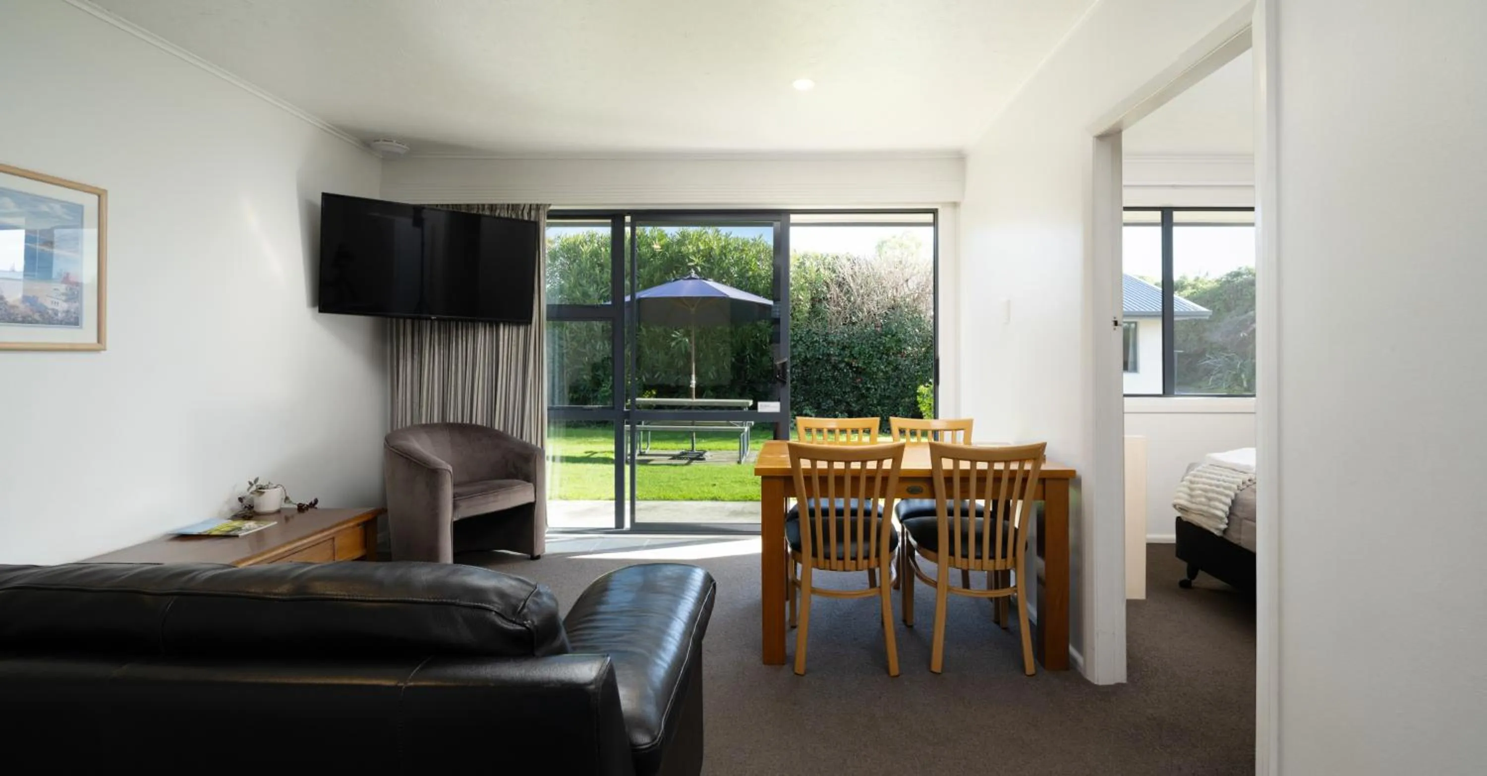 Living room in Grove Park Motor Lodge