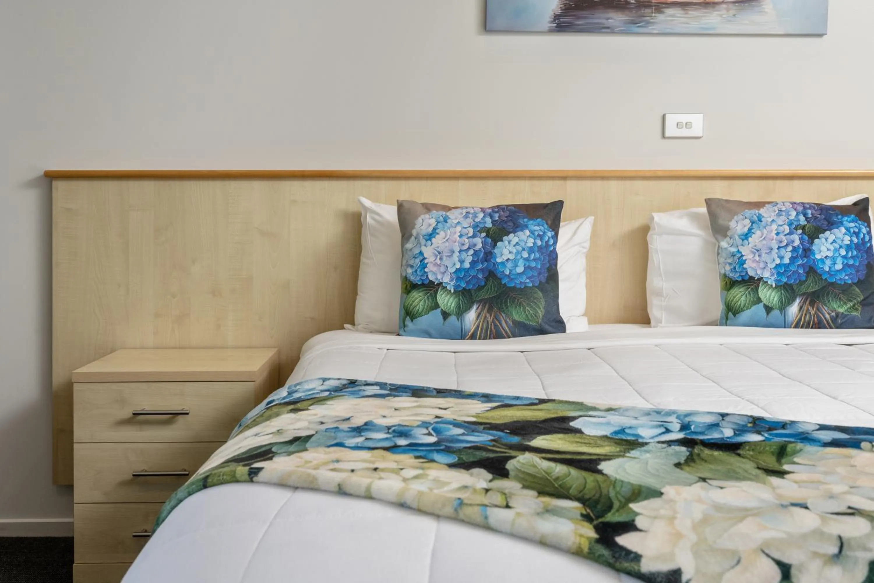 Bed in Grove Park Motor Lodge