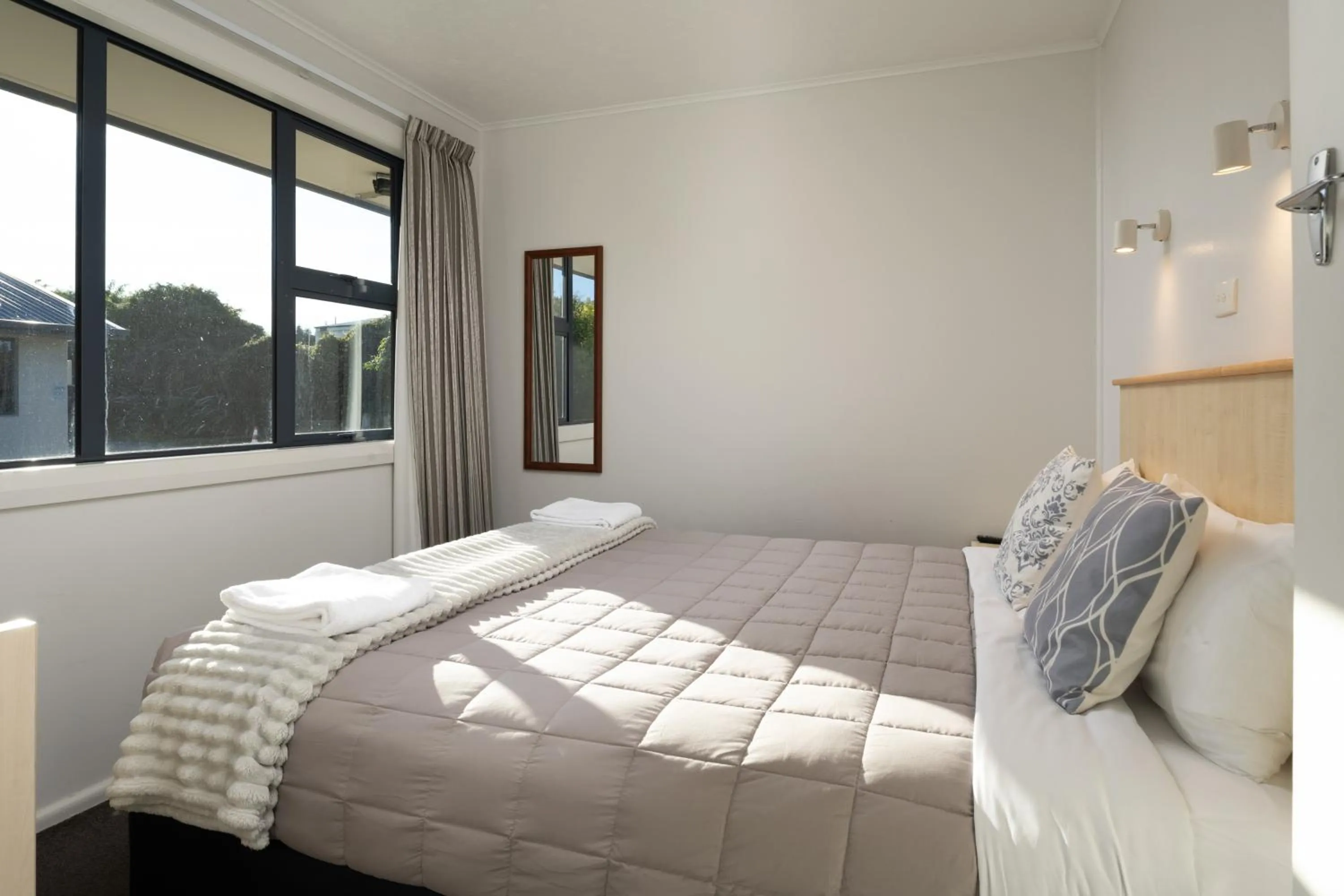 Bedroom, Bed in Grove Park Motor Lodge