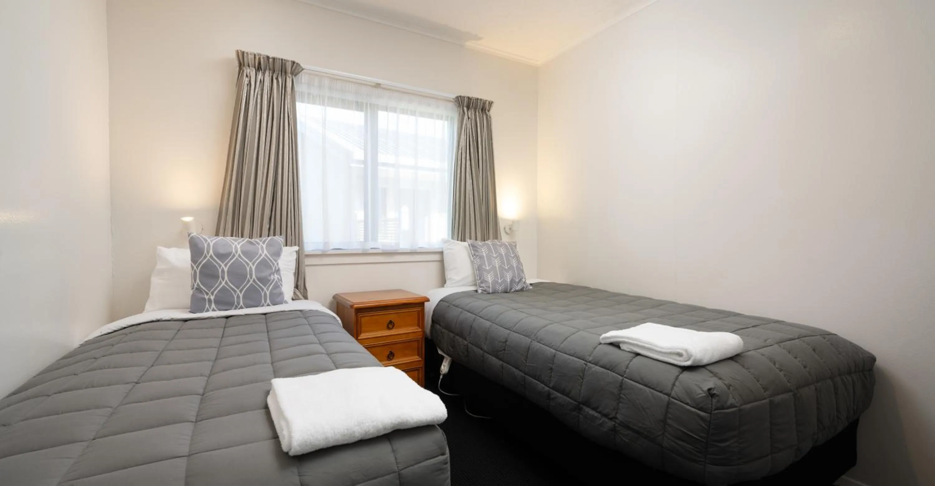 Bedroom, Bed in Grove Park Motor Lodge