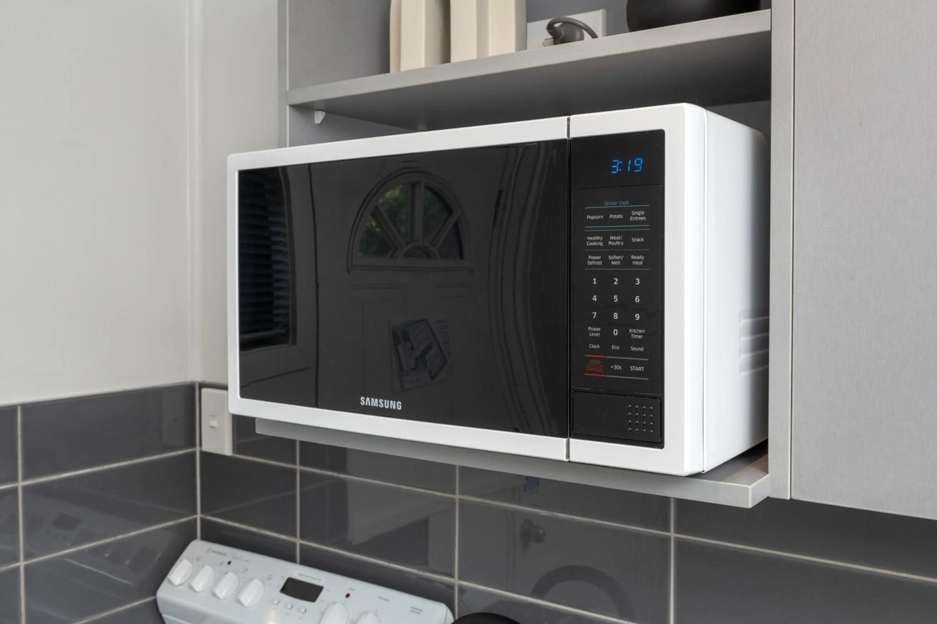 Kitchen or kitchenette in Grove Park Motor Lodge