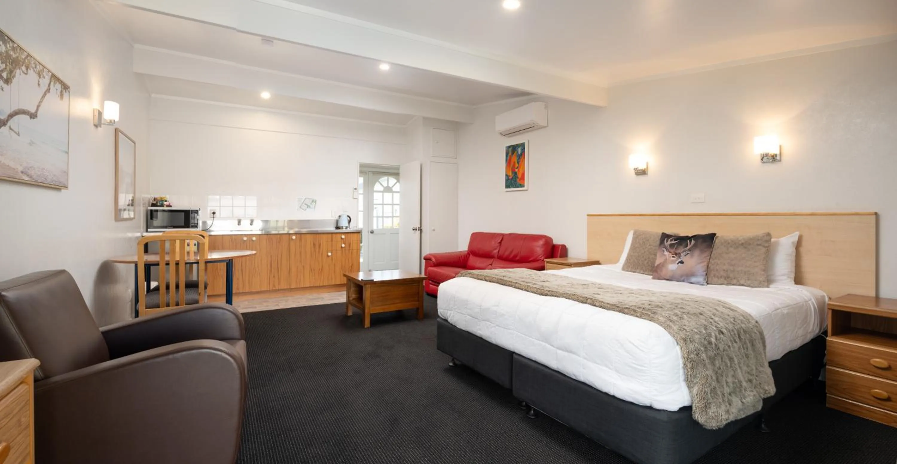 Bed in Grove Park Motor Lodge