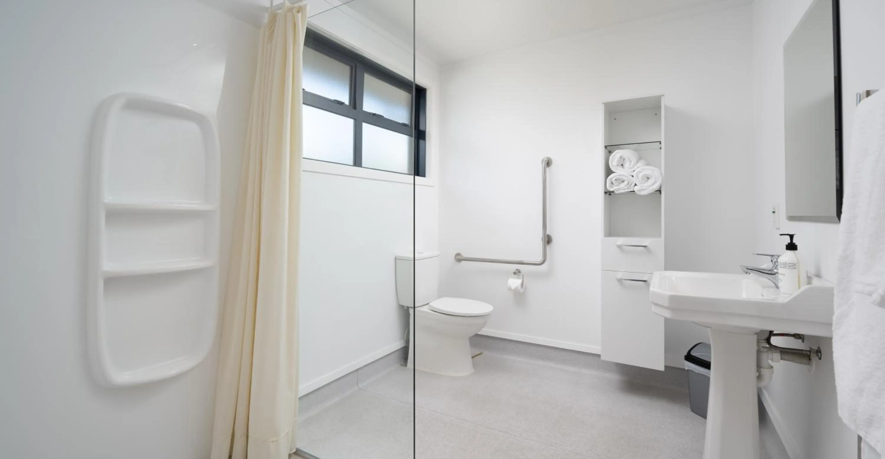 Shower in Grove Park Motor Lodge