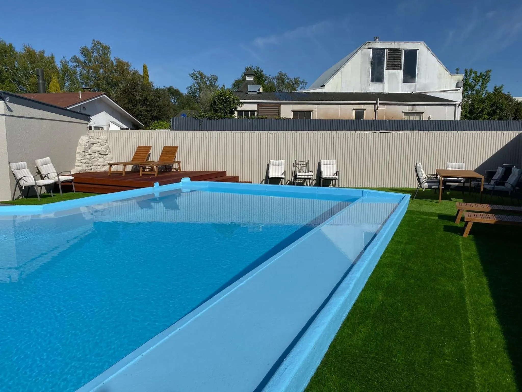 Swimming pool in Grove Park Motor Lodge