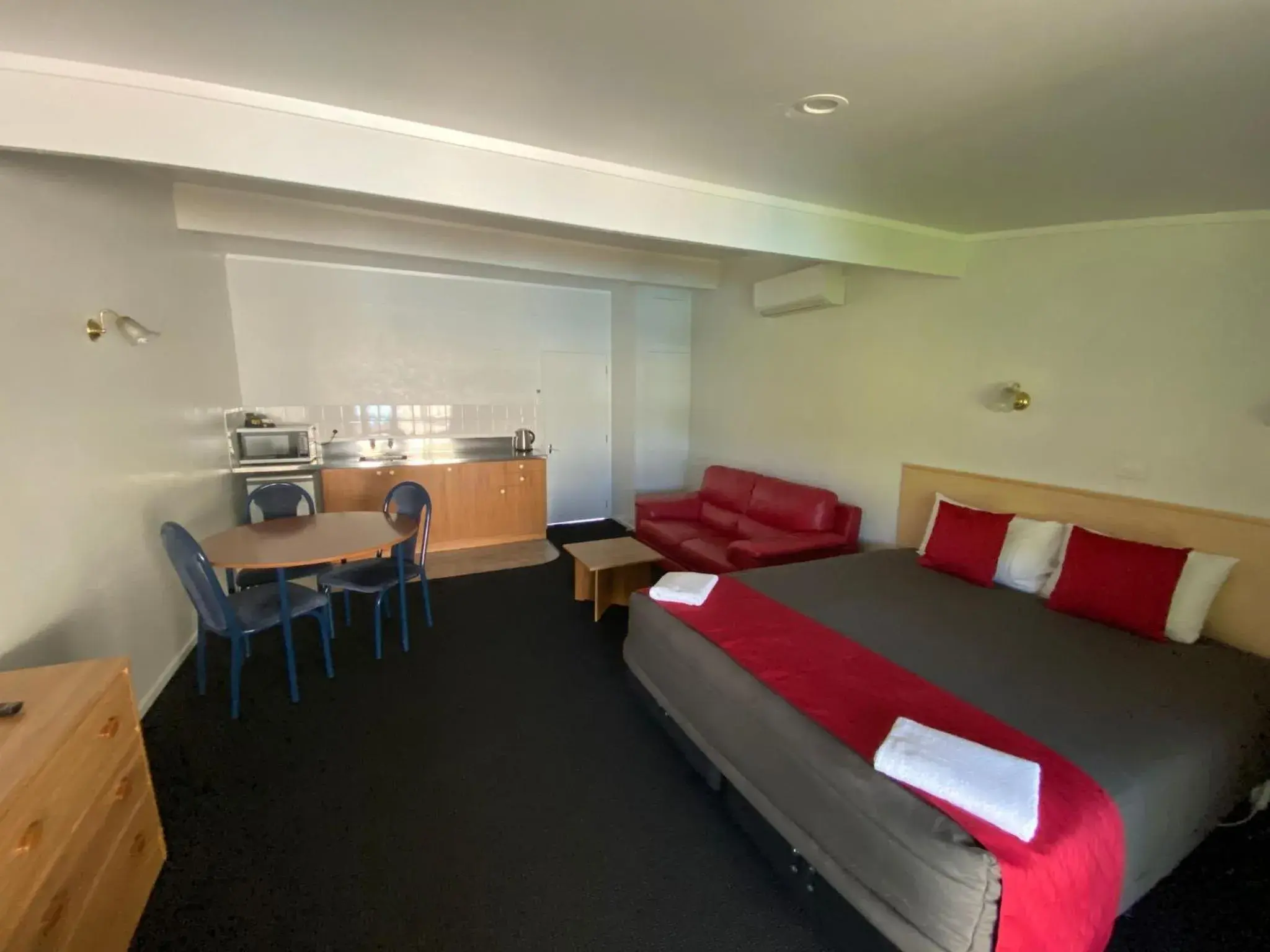 Standard Studio in Grove Park Motor Lodge Standard Studio in Grove Park Motor Lodge