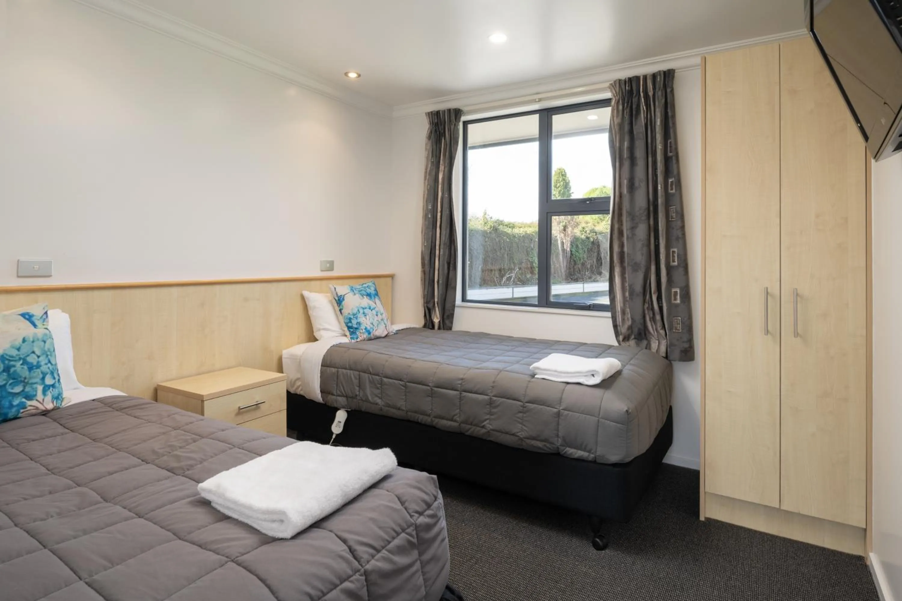 Bedroom, Bed in Grove Park Motor Lodge