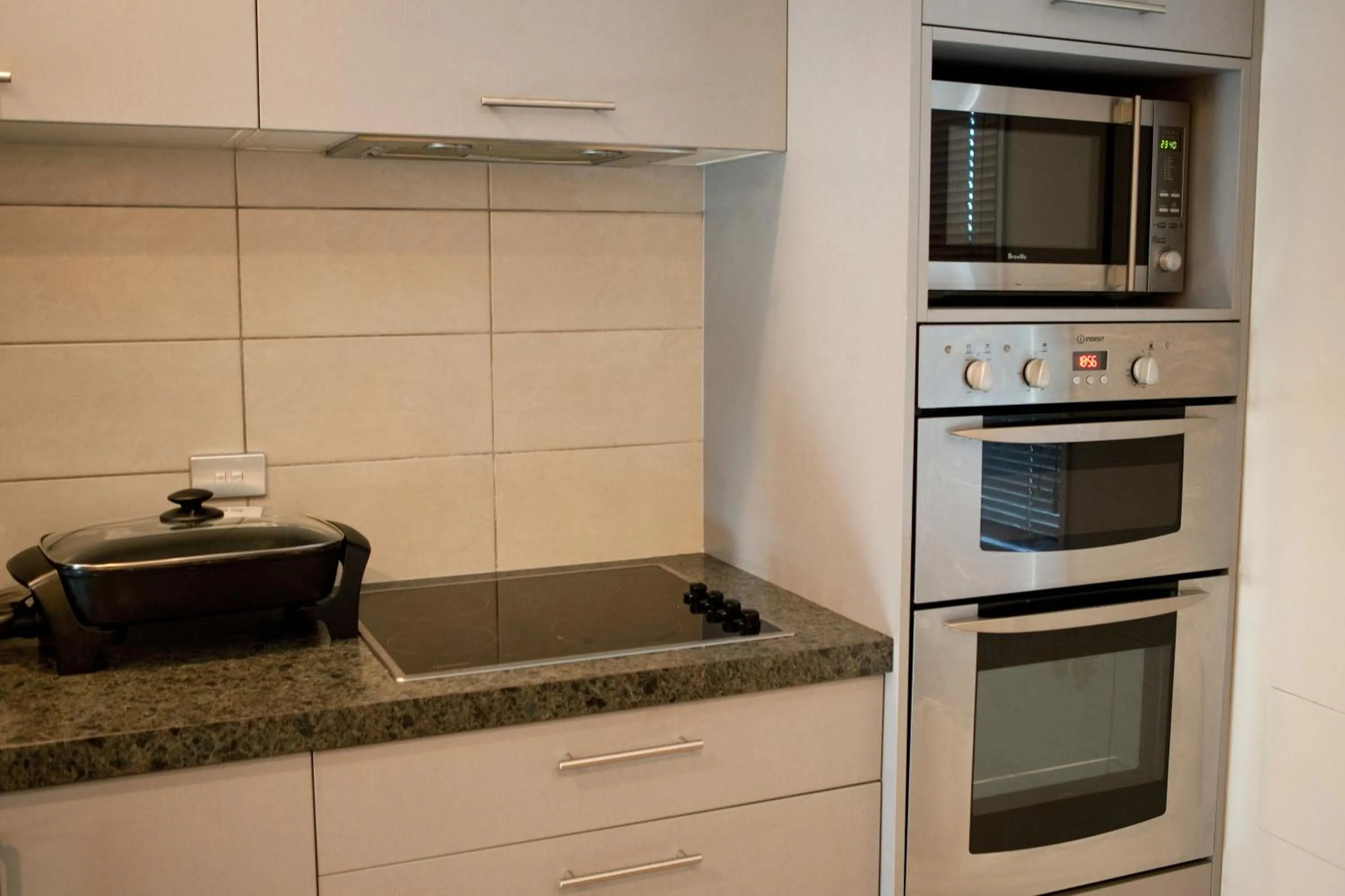 Kitchen or kitchenette in Grove Park Motor Lodge