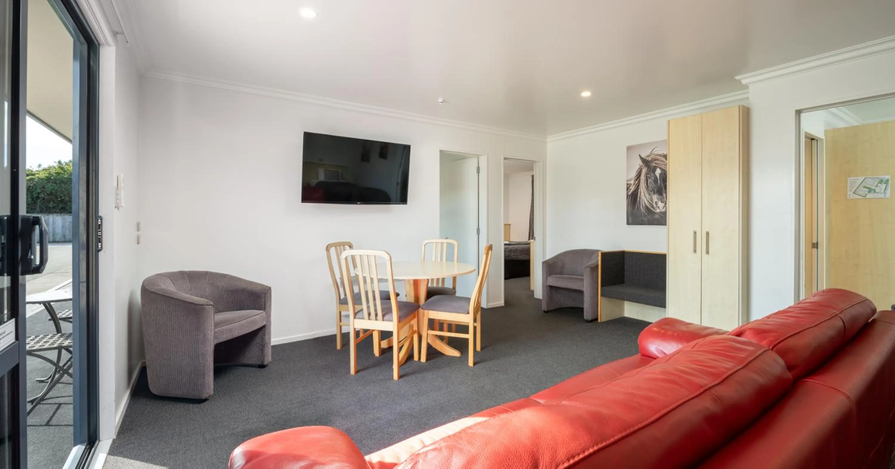 TV and multimedia in Grove Park Motor Lodge