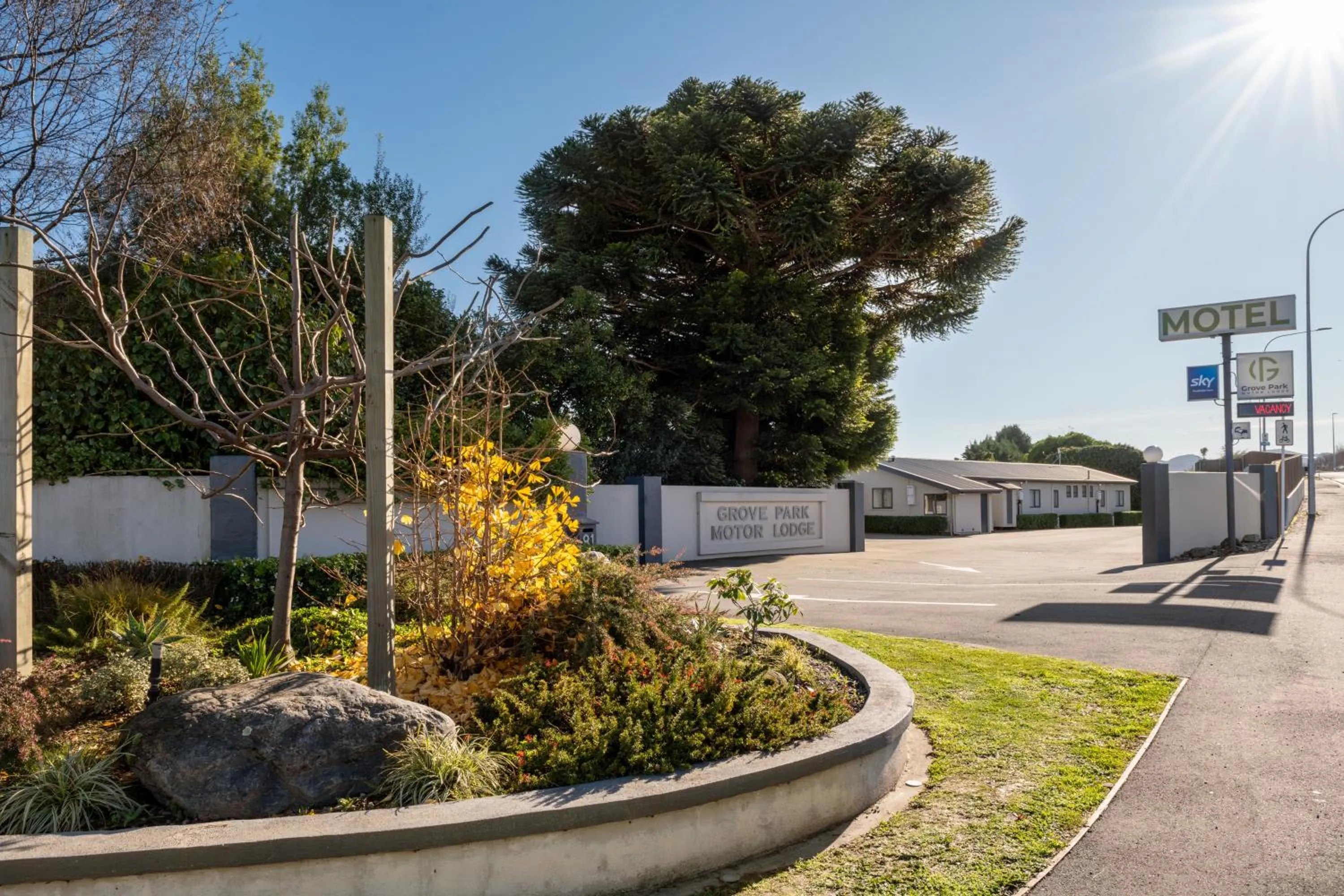 Facade/entrance in Grove Park Motor Lodge