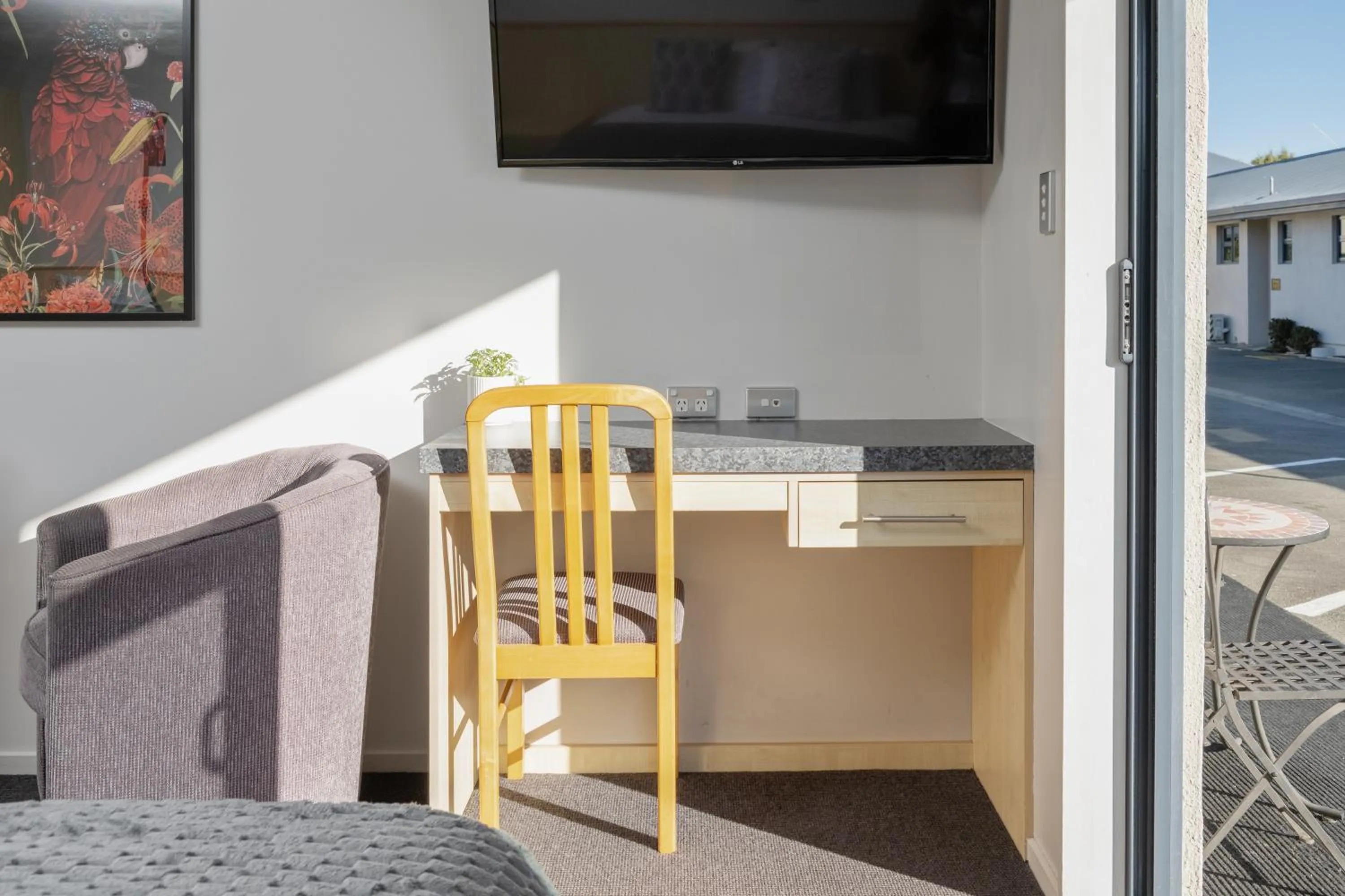 Seating area in Grove Park Motor Lodge
