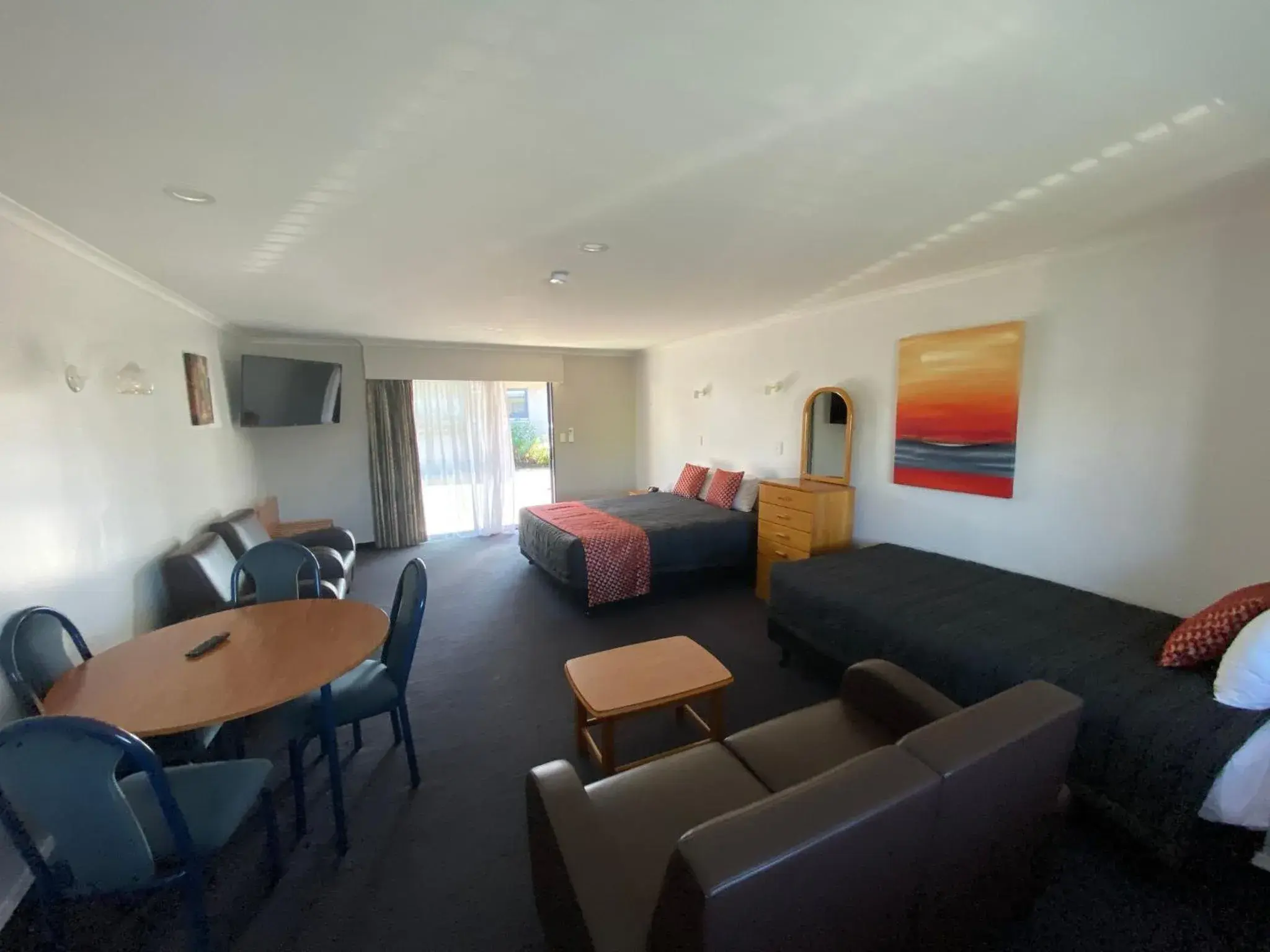 Studio Access Units in Grove Park Motor Lodge Studio Access Units in Grove Park Motor Lodge