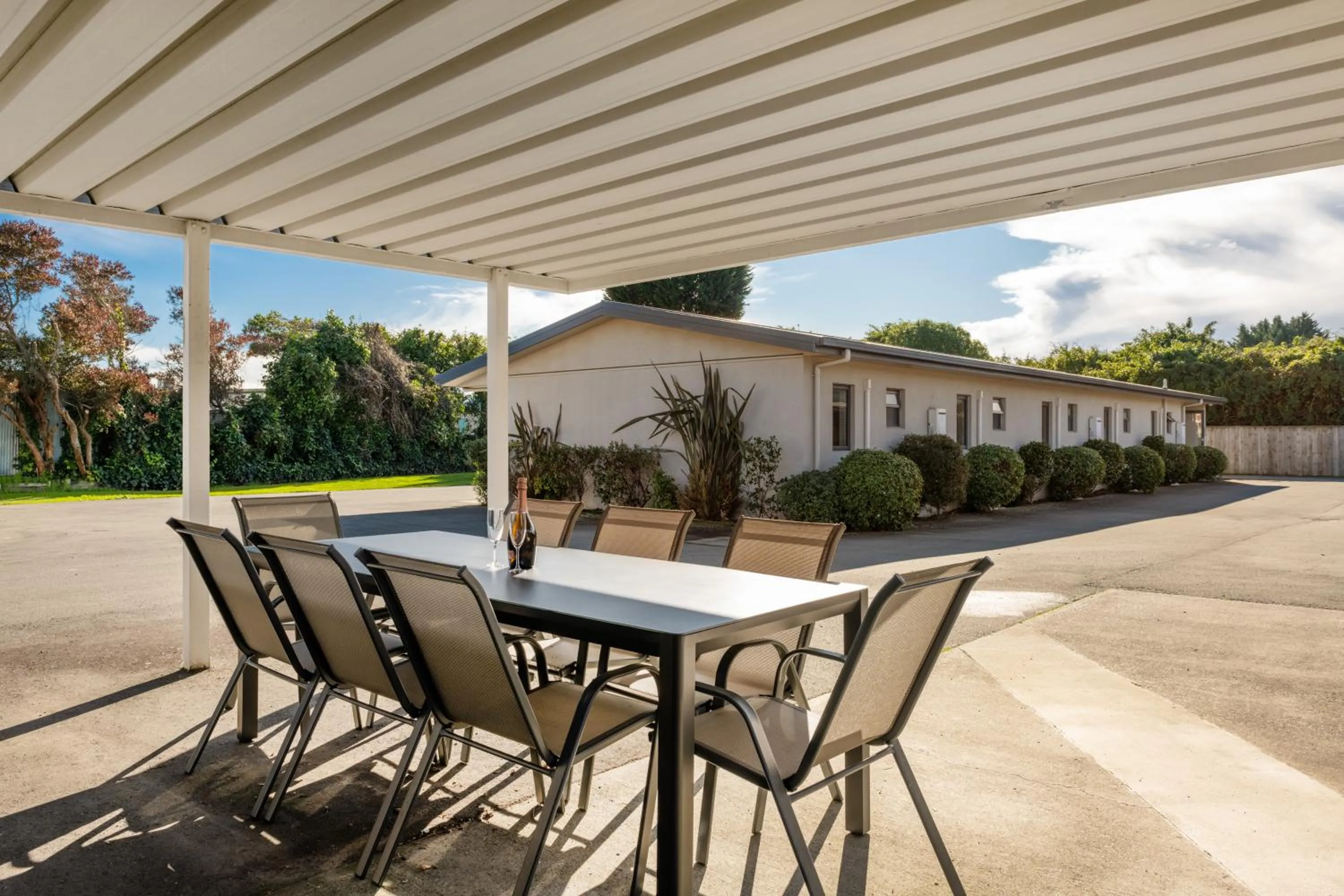 Dining area in Grove Park Motor Lodge