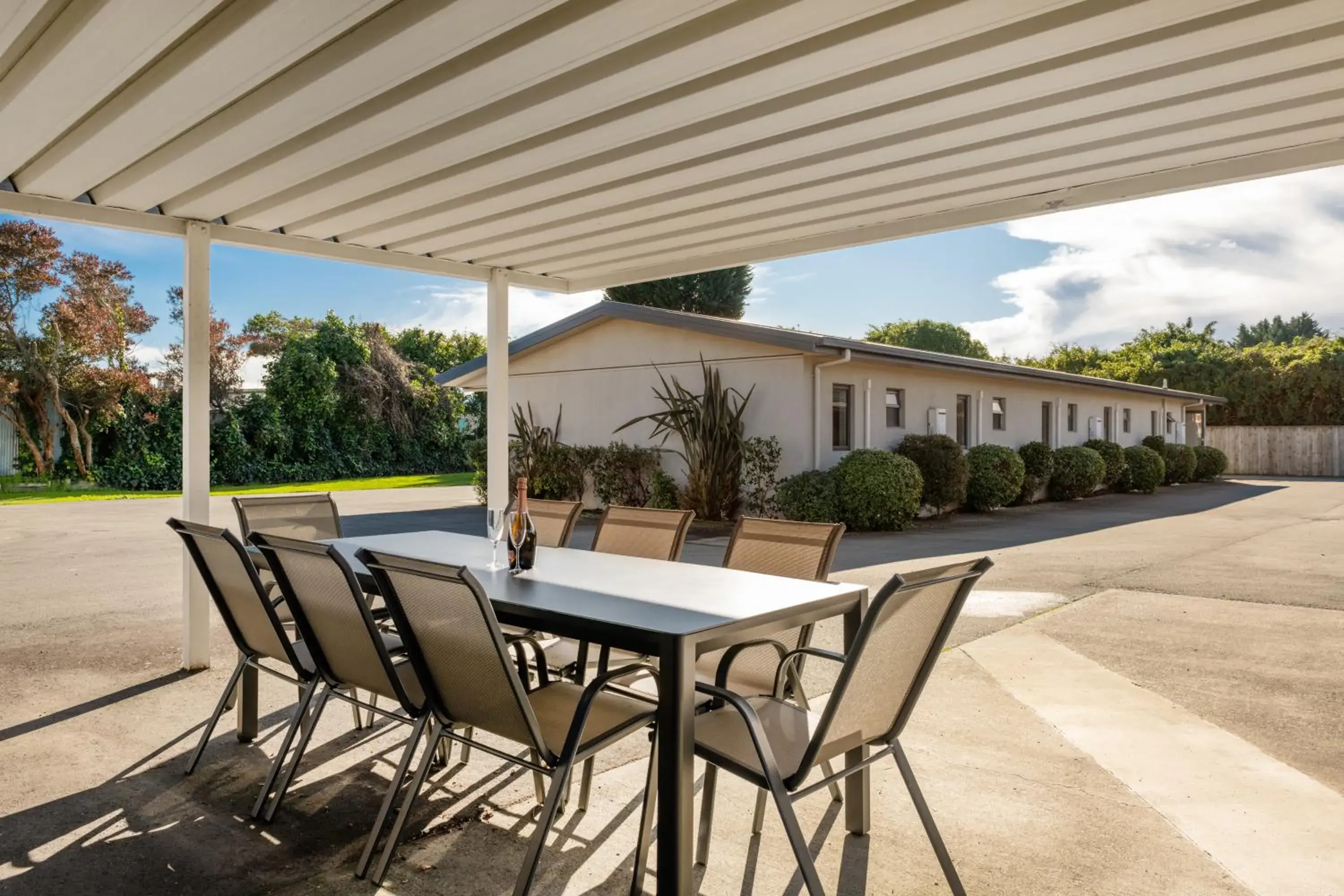 Two-Bedroom Apartment (8 Adults) in Grove Park Motor Lodge Two-Bedroom Apartment (8 Adults) in Grove Park Motor Lodge