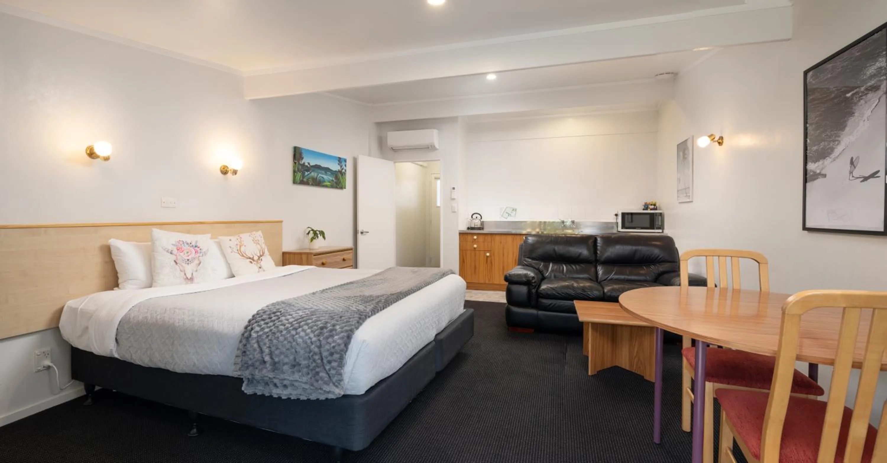 Bed in Grove Park Motor Lodge