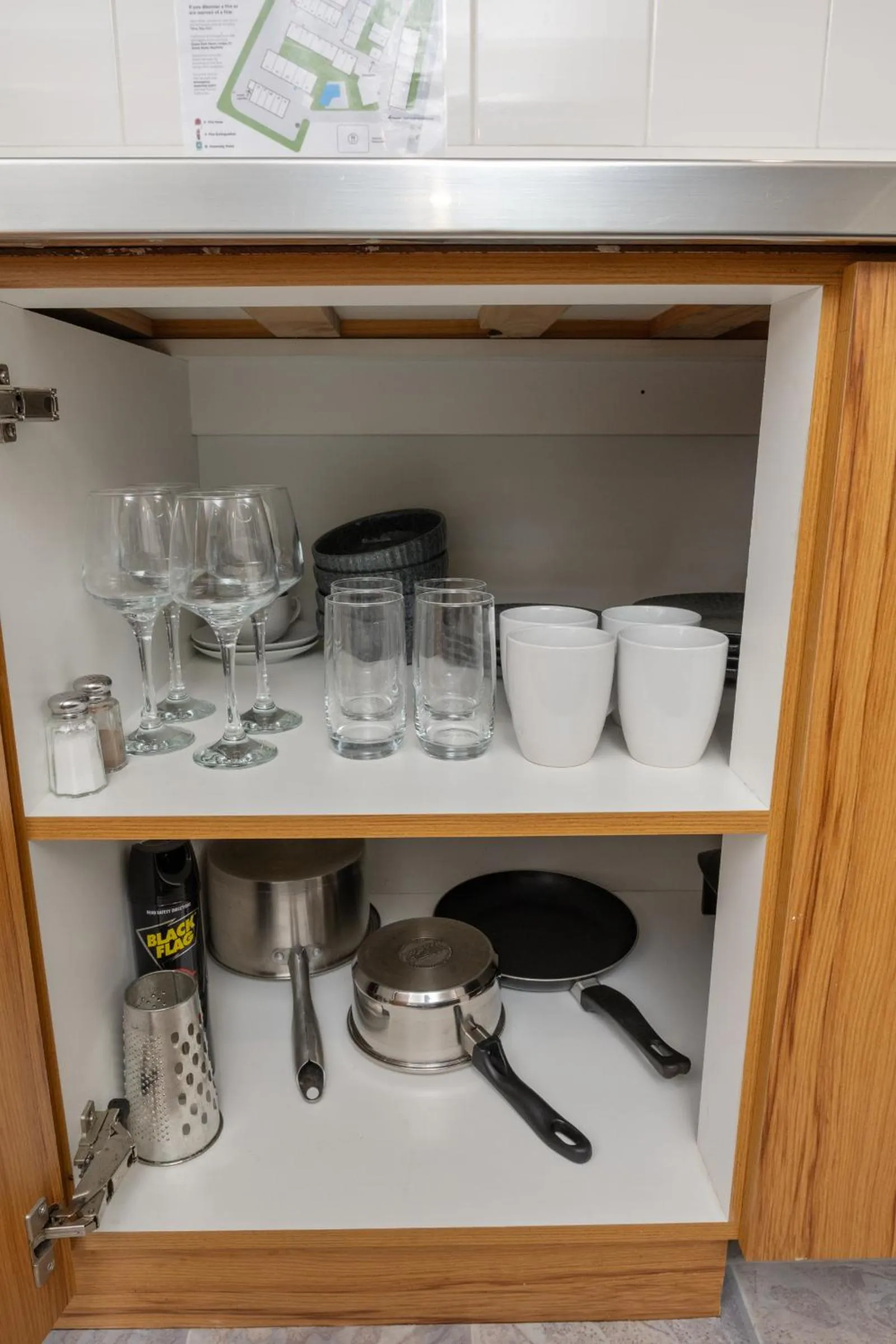 Kitchen or kitchenette in Grove Park Motor Lodge