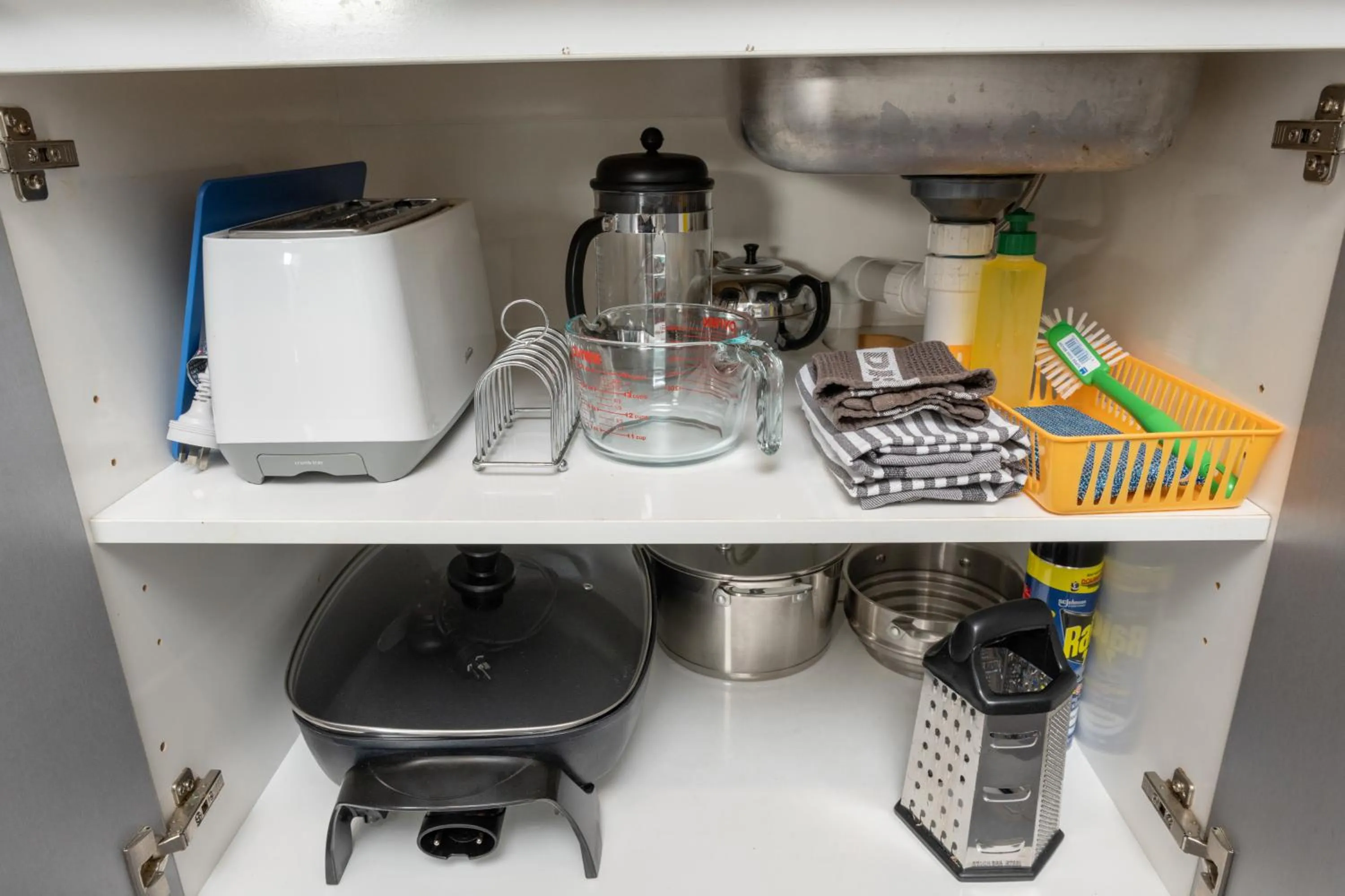 Kitchen or kitchenette in Grove Park Motor Lodge