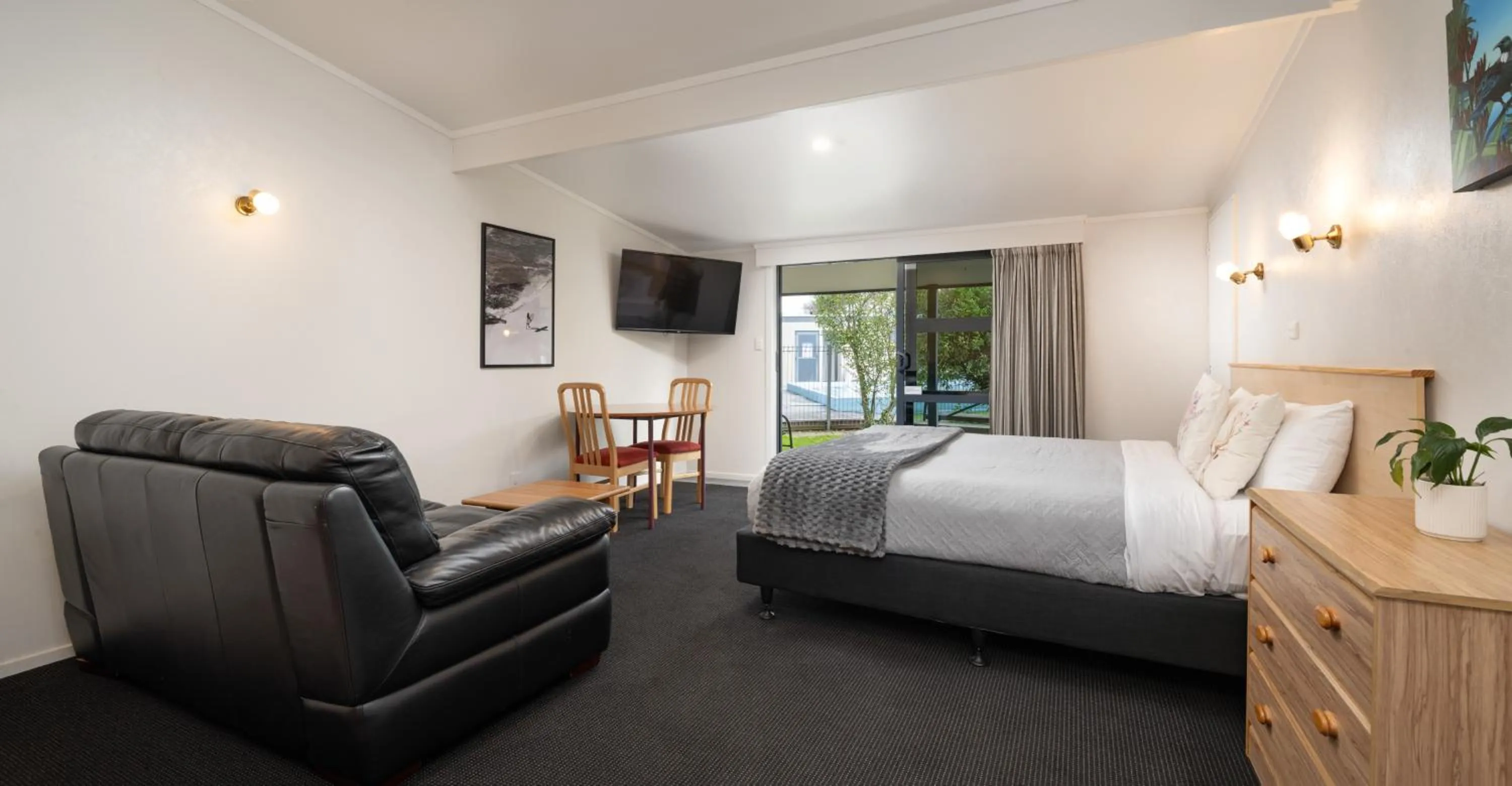 Bed in Grove Park Motor Lodge