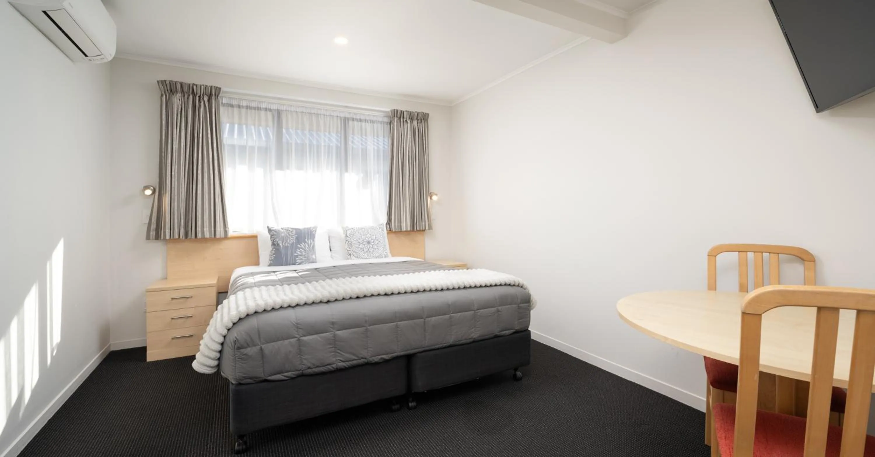 Bed in Grove Park Motor Lodge