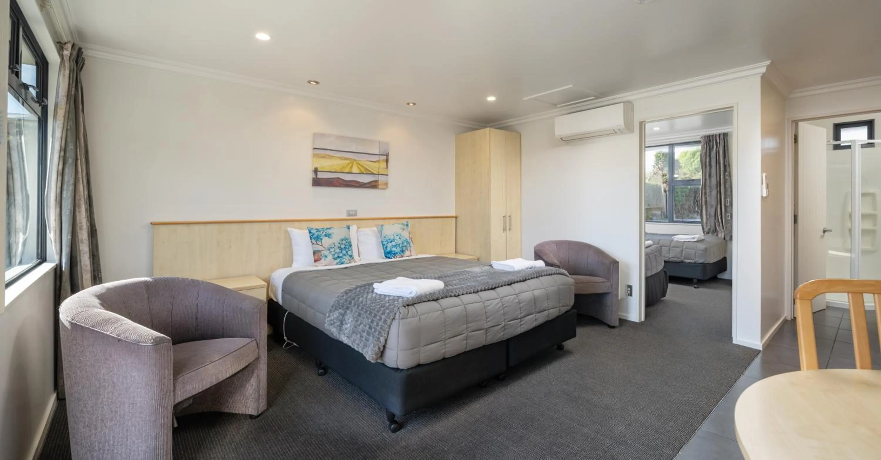 Bed in Grove Park Motor Lodge