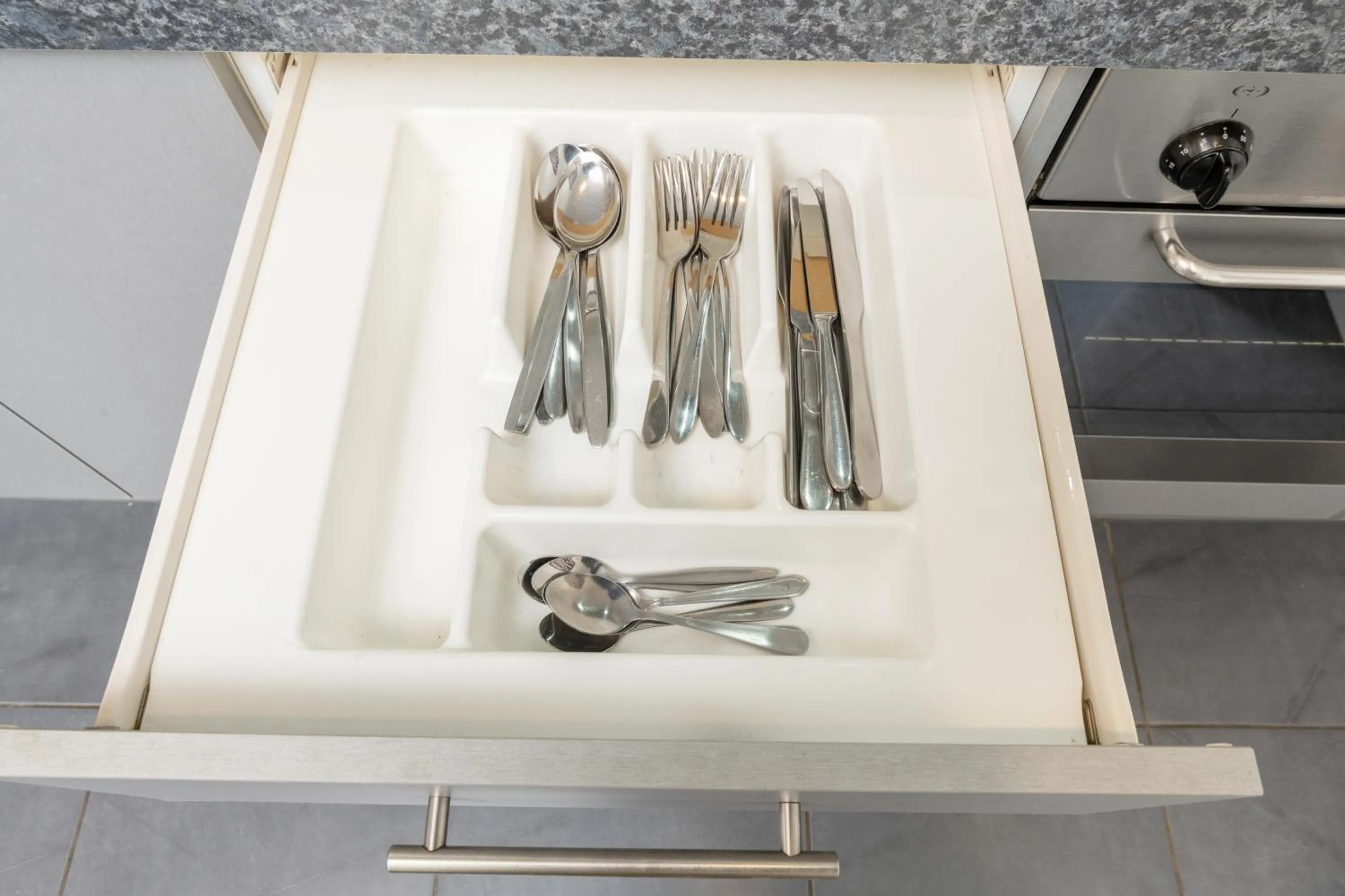 Kitchen or kitchenette in Grove Park Motor Lodge