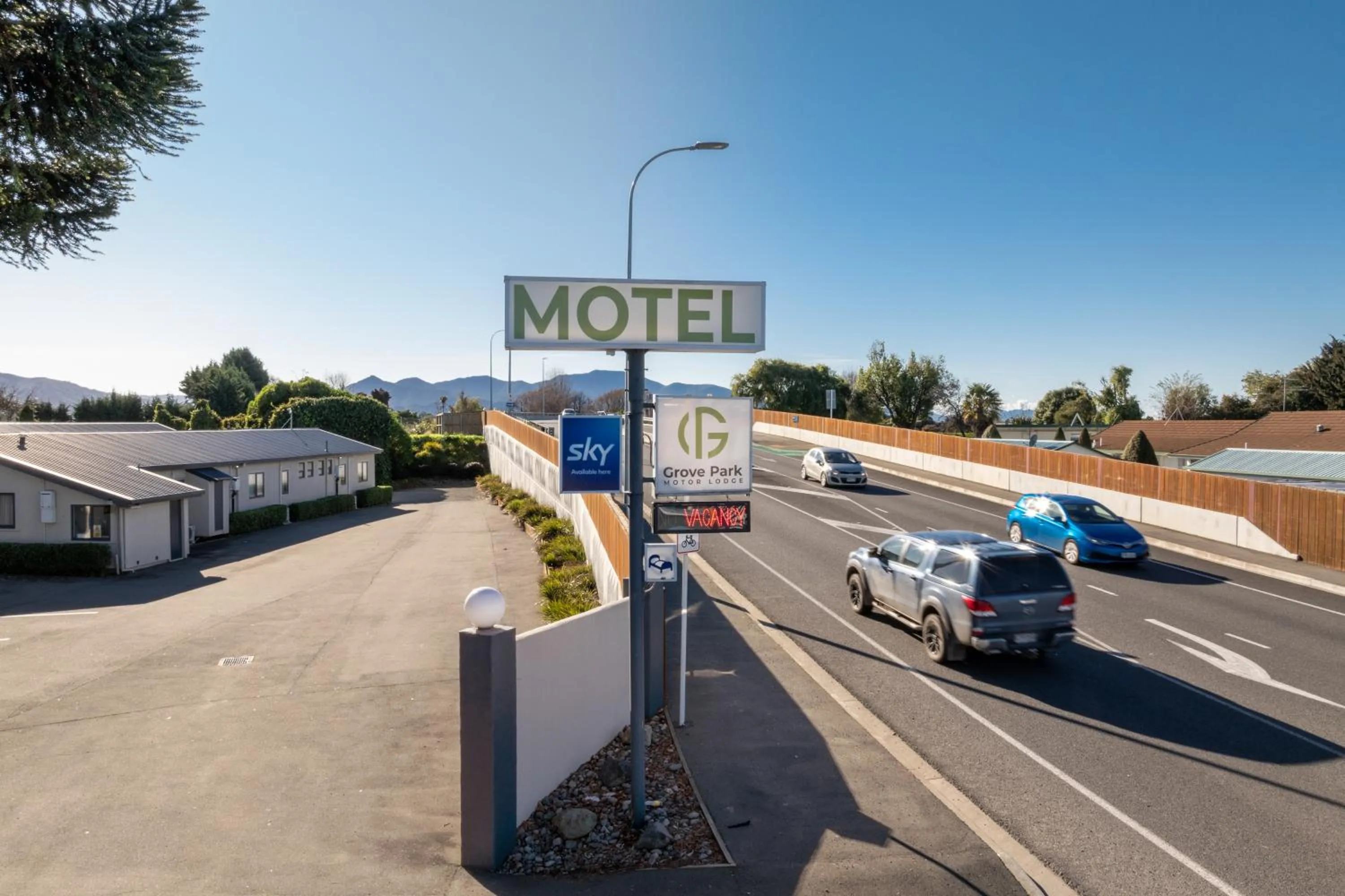 Facade/entrance in Grove Park Motor Lodge