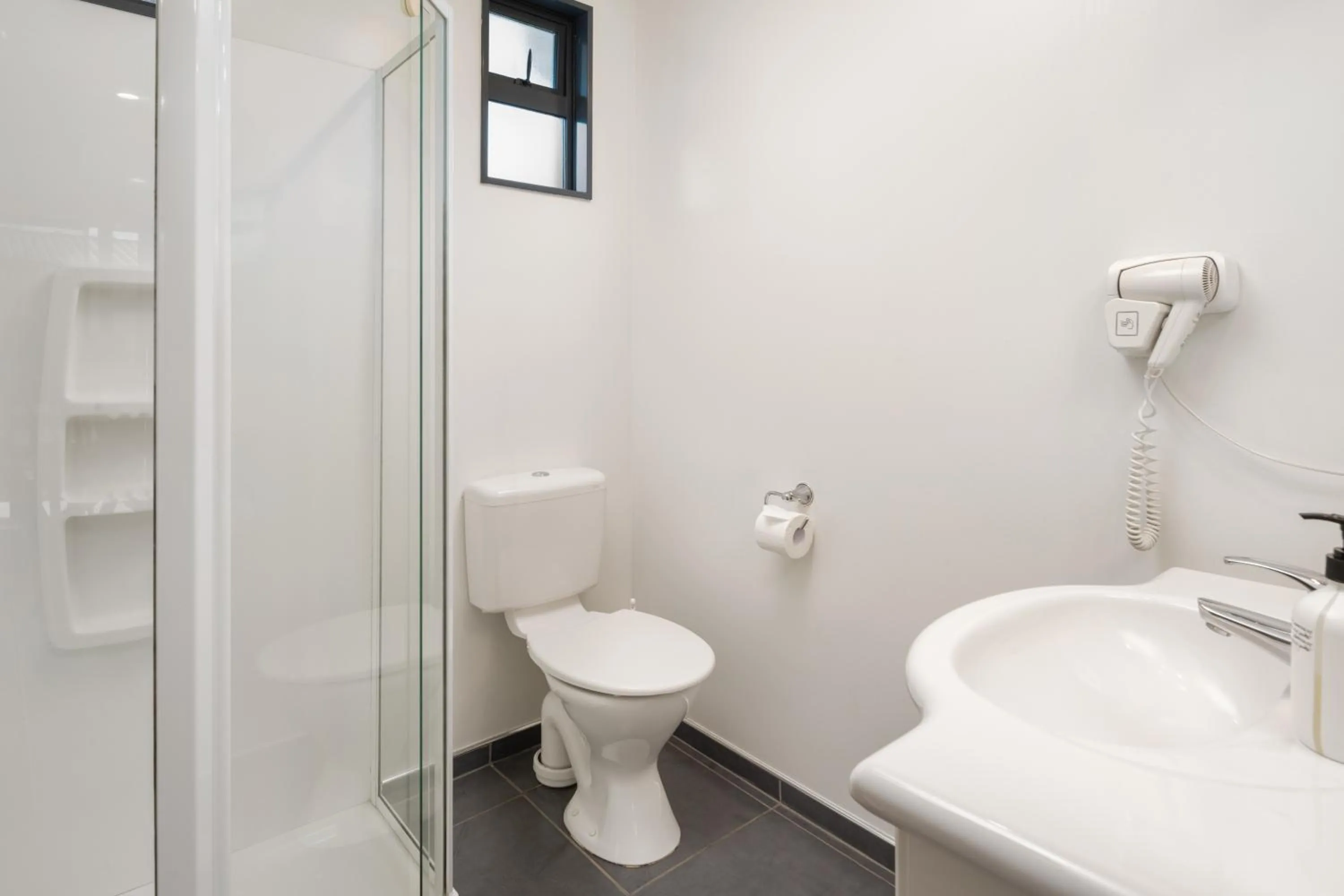 Bathroom in Grove Park Motor Lodge